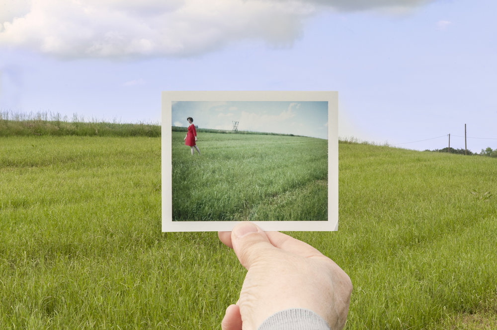 Photo Industrieverband, Bild im Bild, Polaroid, rotes Kleid im grünen Feld