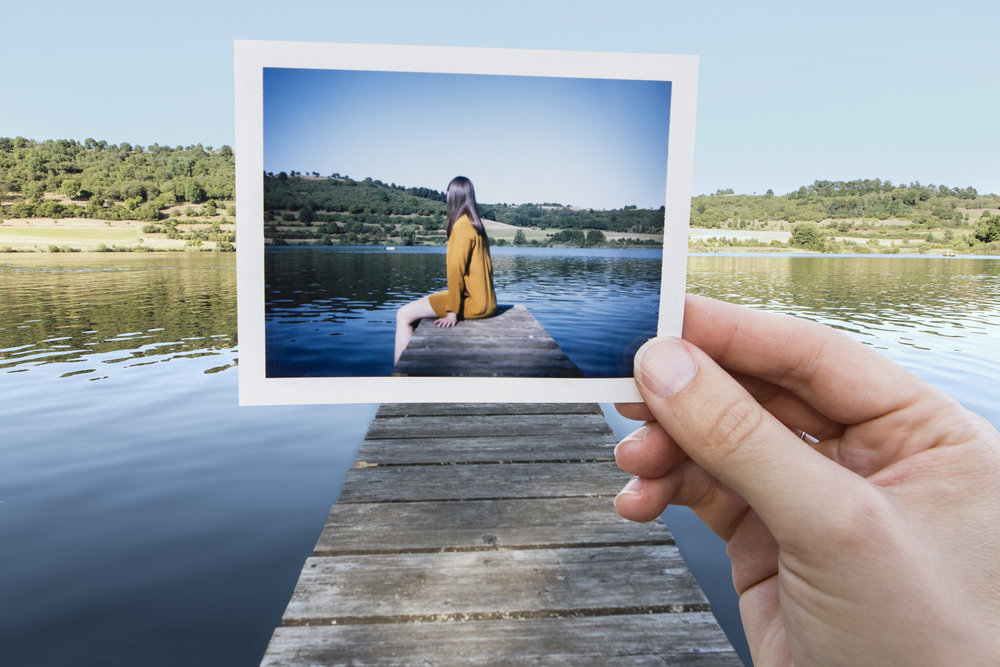 Photo Industrieverband, Bild im Bild, Polaroid, Frau im gelben kleid sitzt auf dem Steg am See