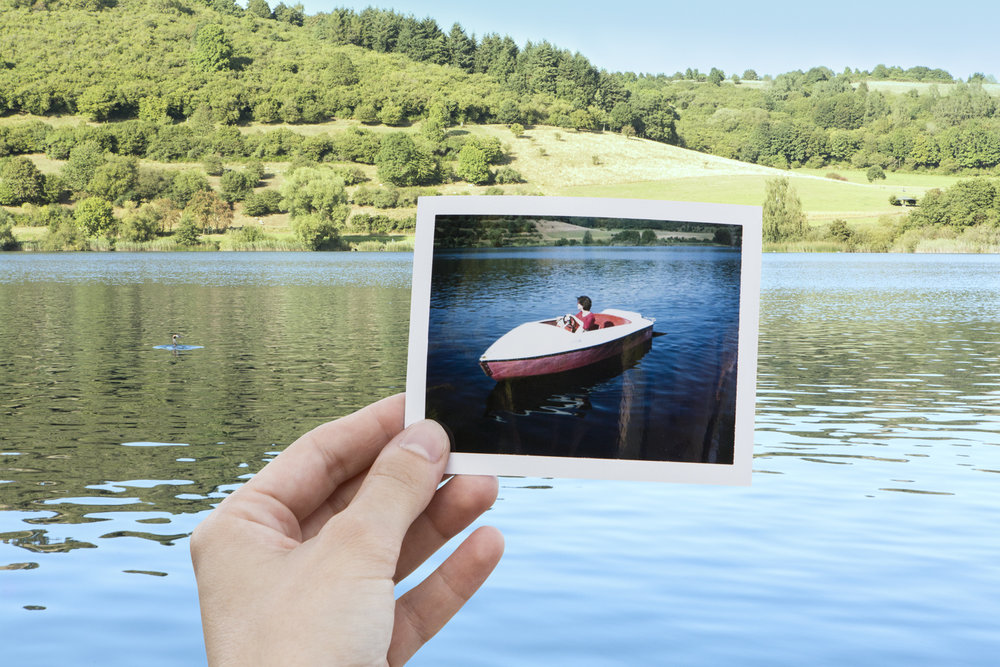 Photo Industrieverband, Bild im Bild, Polaroid, Frau im Boot auf einem See