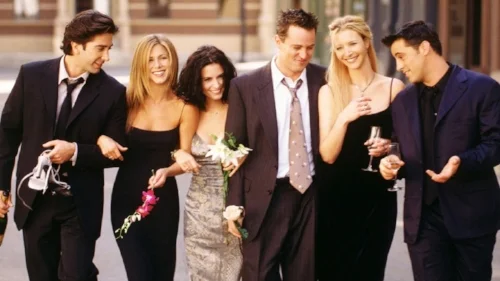 Friends cast #squadgoals (photo courtesy: Wikia) 