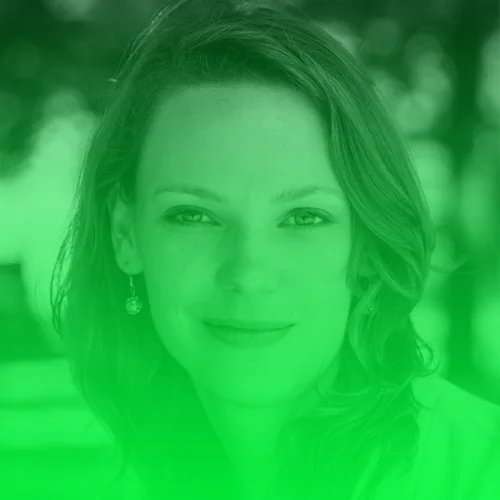 Lina Timm Als Gründerin und Program Manager des MediaLab Bayern fördert Lina Timm Talente und Teams auf ihrem Weg zum Medien-Startup. Sie studierte Germanistik und Soziologie und wurde an der Deutschen Journalistenschule in München zur Redakteurin ausgebildet. Sie schrieb unter anderem für die Frankfurter Allgemeine Sonntagszeitung oder ZEIT, ihre Beiträge wurden auf ProSieben und ARTE ausgestrahlt. 2016 gründete sie die Slack Community www.digital-journalism.rocks, einen Ort mit nun über 1000 digitalen Journalisten. Twitter: @Luisante