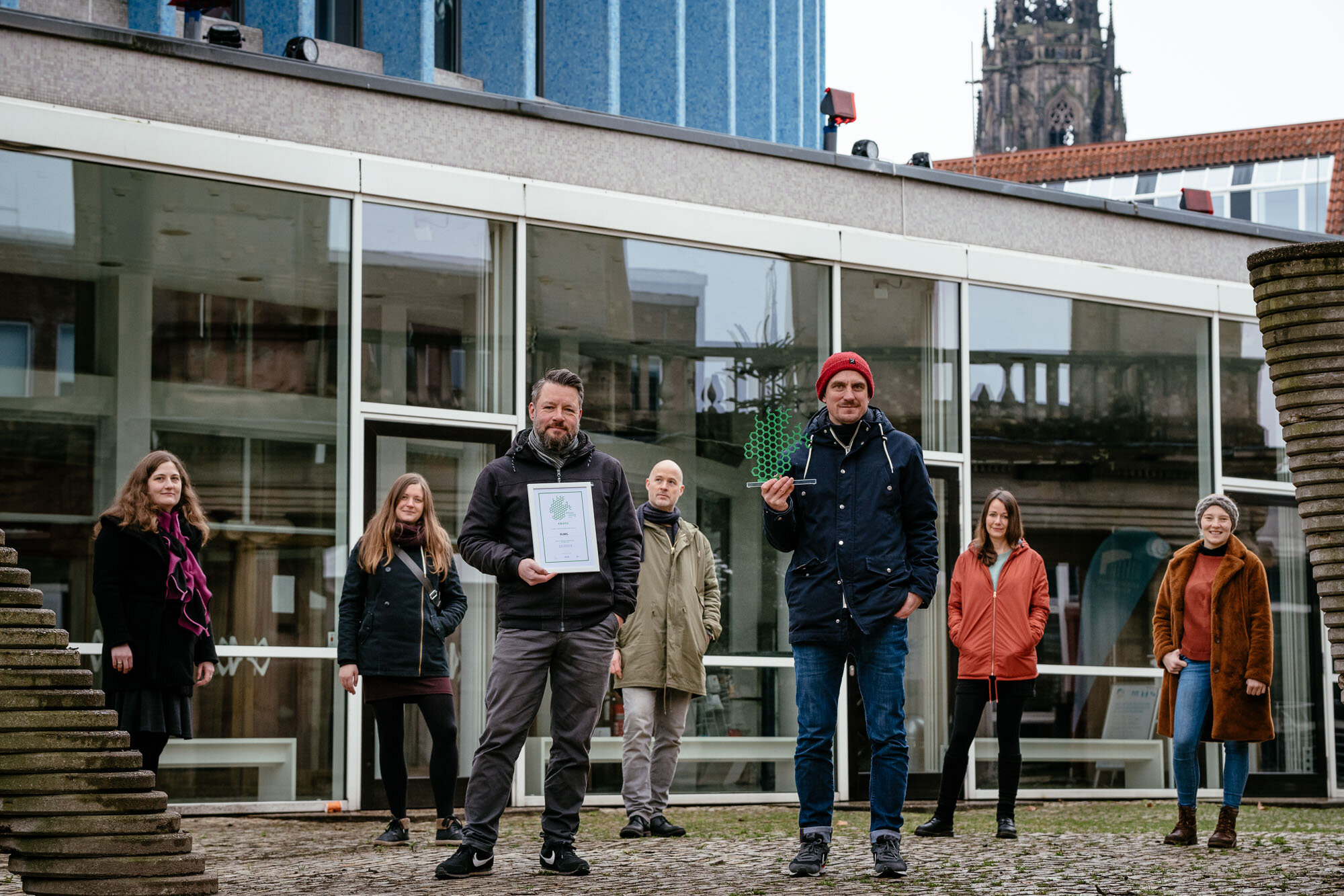 Das RUMS-Team in Münster. Vorne: Mitgründer Marc-Stefan Andres und Redakteur Ralf Heimann mit dem #NETZWENDE Award