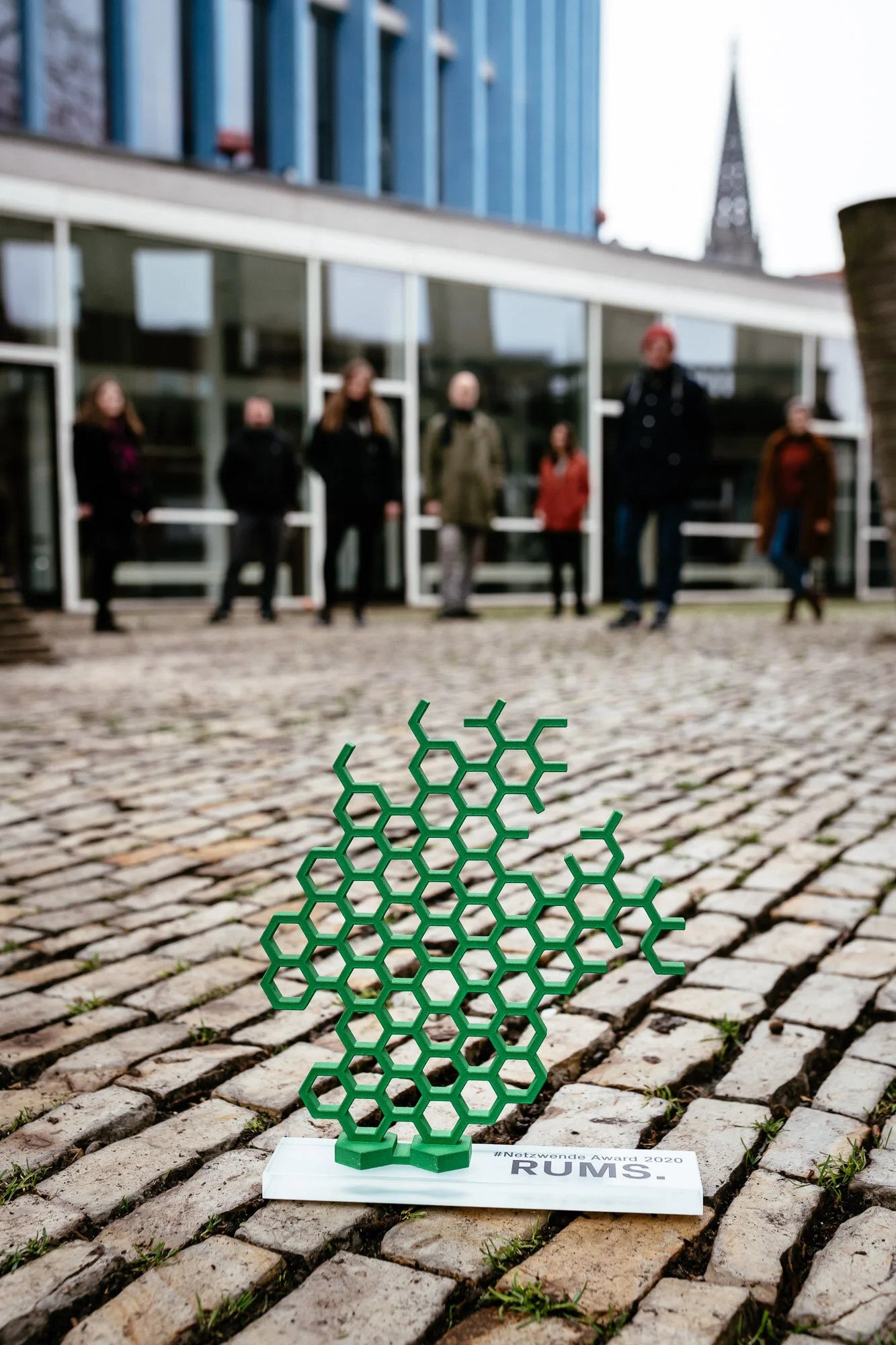 Netzwende Award 2020 - Trophäe mit RUMS-Team unscharf - Credit Nikolaus Urban.jpg