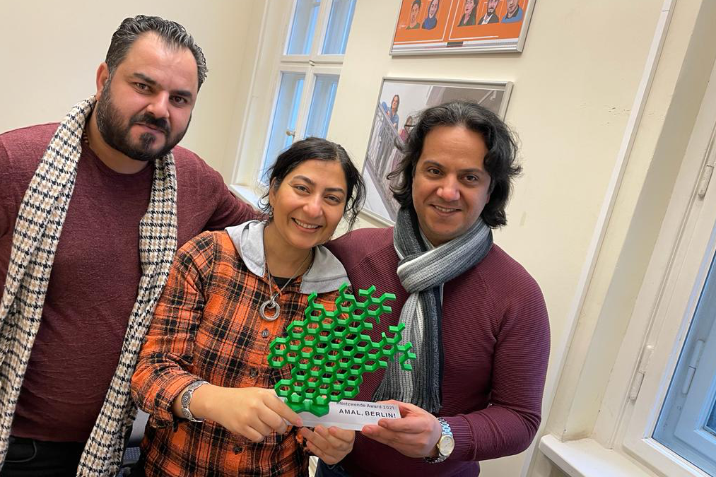 Khalid Alaboud, Maryam Mardani und Abdolrahman Omaren von "Amal, Berlin!" mit dem #NETZWENDE Award 2021 (Foto: Julia Gerlach)