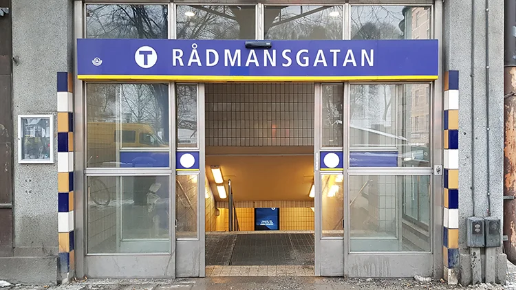 Närmaste T-bana är Rådmansgatan.