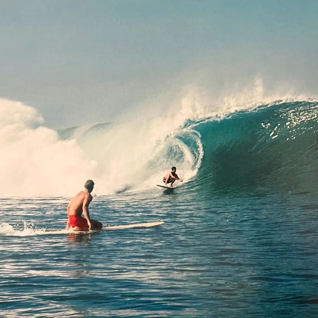 Different era, timeless style. 
David Nuuhiwa, Pipeline, December &lsquo;67. 📷 Ron Stoner
.
Via @surfingheritage
.
#classicsurf #SurfingHistory #RonStoner #SurfingHeritage #Pipeline #SurfingPipeline