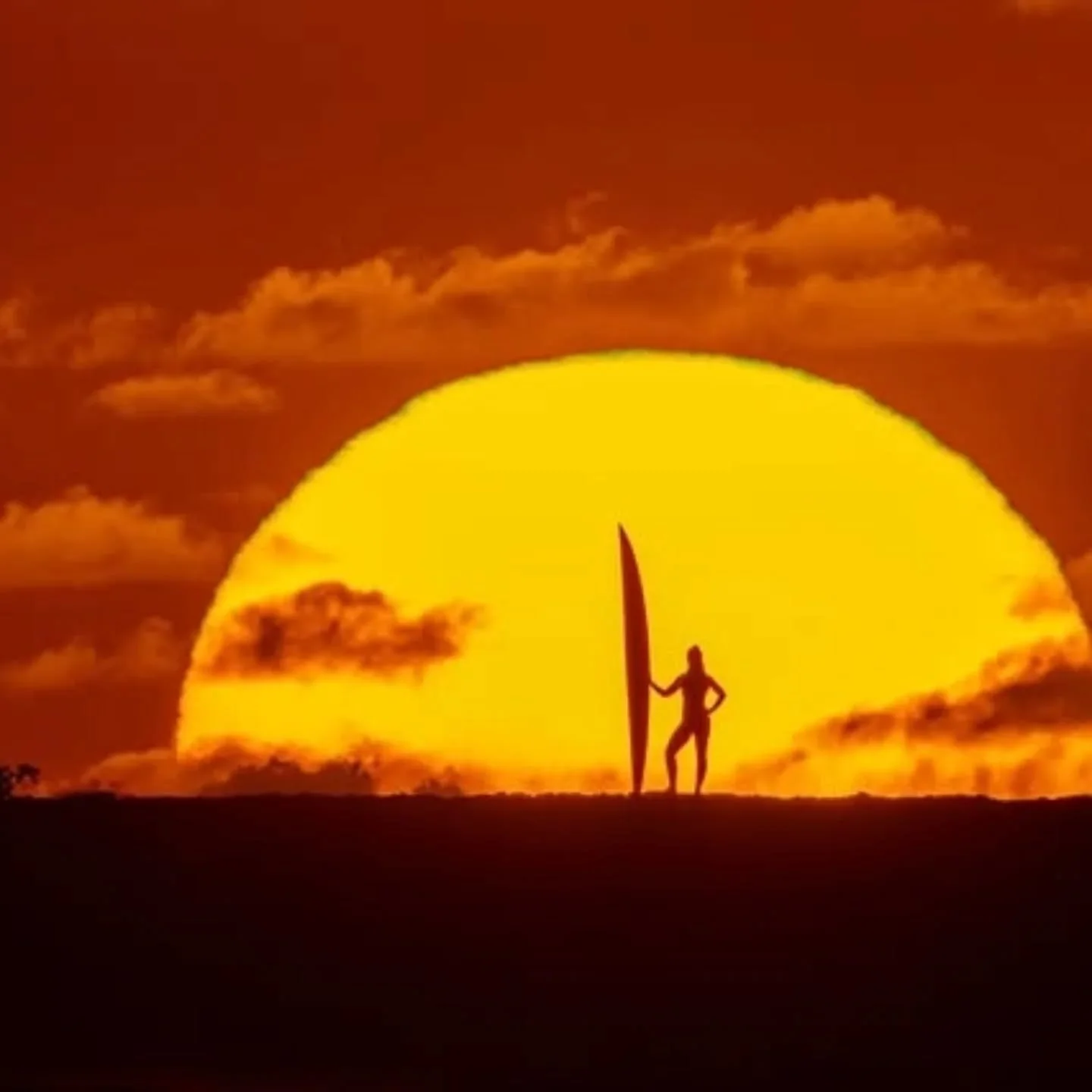 @BrandonKirk stunning surfer sunset silhouette on Oahu&rsquo;s north shore with his Sony Alpha 7R V; a shot that was 2 years in the making. 🌅

Via @sonyalpha