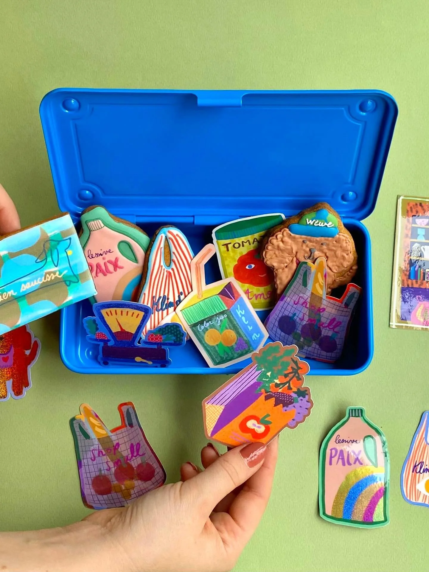 JEU CONCOURS 🥳🌈❤️
Pour vous remercier de votre visite à L’Épicerie à Stickers, on vous gâte !🙌
Nous sommes complètement fans des biscuits @poupettebiscuits faits sur mesure, décorés avec les d
