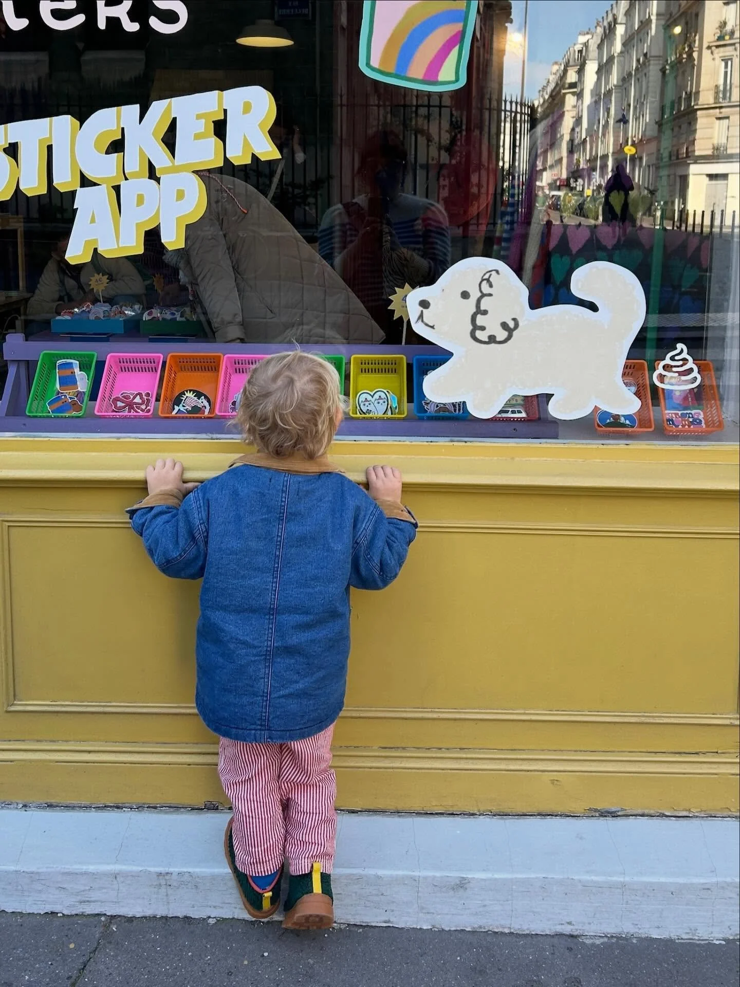 Dernière semaine pour venir découvrir notre épicerie à stickers @stickerapp 🌈🪩🙌🥳 jusqu’au 25 octobre chez klin d’oeil ! 
Bravo aux 35 artistes qui ont réalisé des stickers plus beaux les uns q