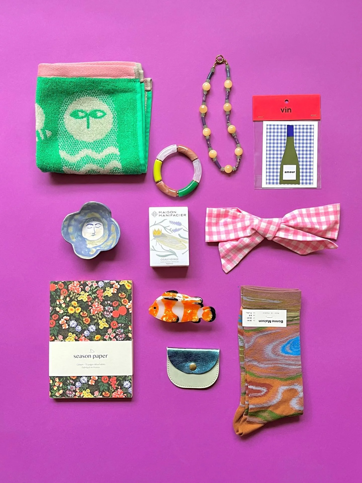 Nos étagères sont remplies d’idées cadeaux créateurs ✨🎄❤️ !  Passez dans l’un de nos boutiques klin D’oeil 🤸🏾‍♀️🙌🏻 nous sommes ouverts du lundi au dimanche de 11h à 14h & 15h-19h 🥳 🙌