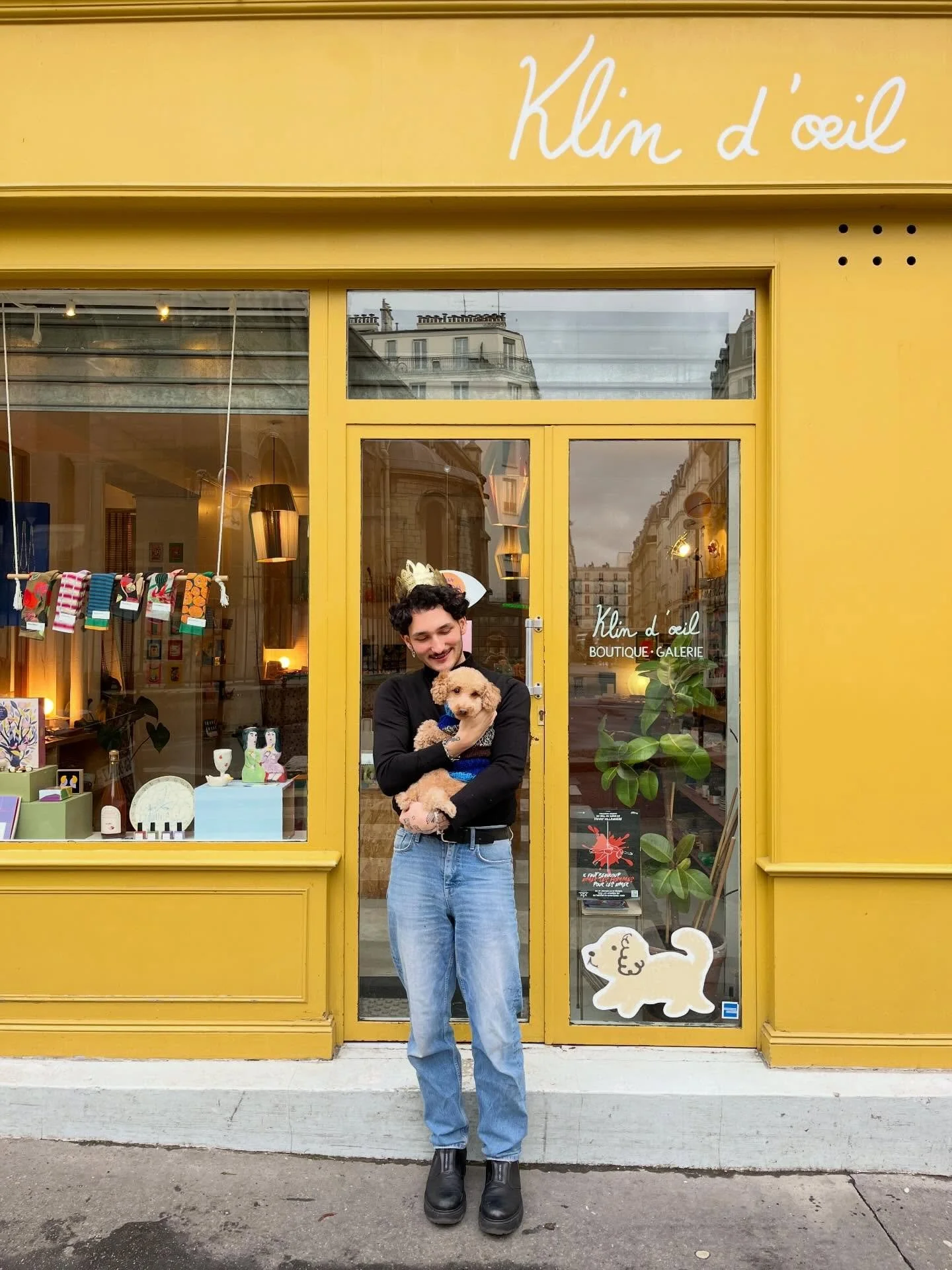 C&rsquo;est Tom qui a eu la f&egrave;ve ! C&rsquo;est lui le roi 👑 ✨❤️
C&rsquo;est l&rsquo;occasion de passer le voir chez Klin d&rsquo;&oelig;il, au 6 rue Deguerry, Paris 11e.

Nos horaires :
&bull; Du mardi au samedi
&bull; 11h &ndash; 14h / 15h &