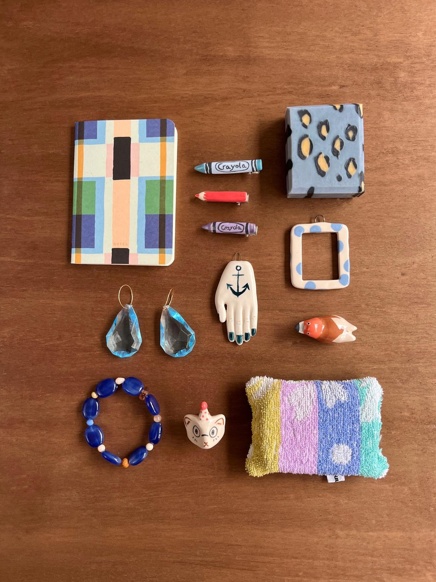 Dans notre Kabinet de curiosit&eacute;s, il y a toutes sortes d&rsquo;objets qui sont pr&eacute;cieux &agrave; nos yeux ✨

* Mini carnet de notes &mdash; @seasonpapercollection 
* Mini barrettes crayons &mdash; @onirique.ceramique 
* Savon l&eacute;o