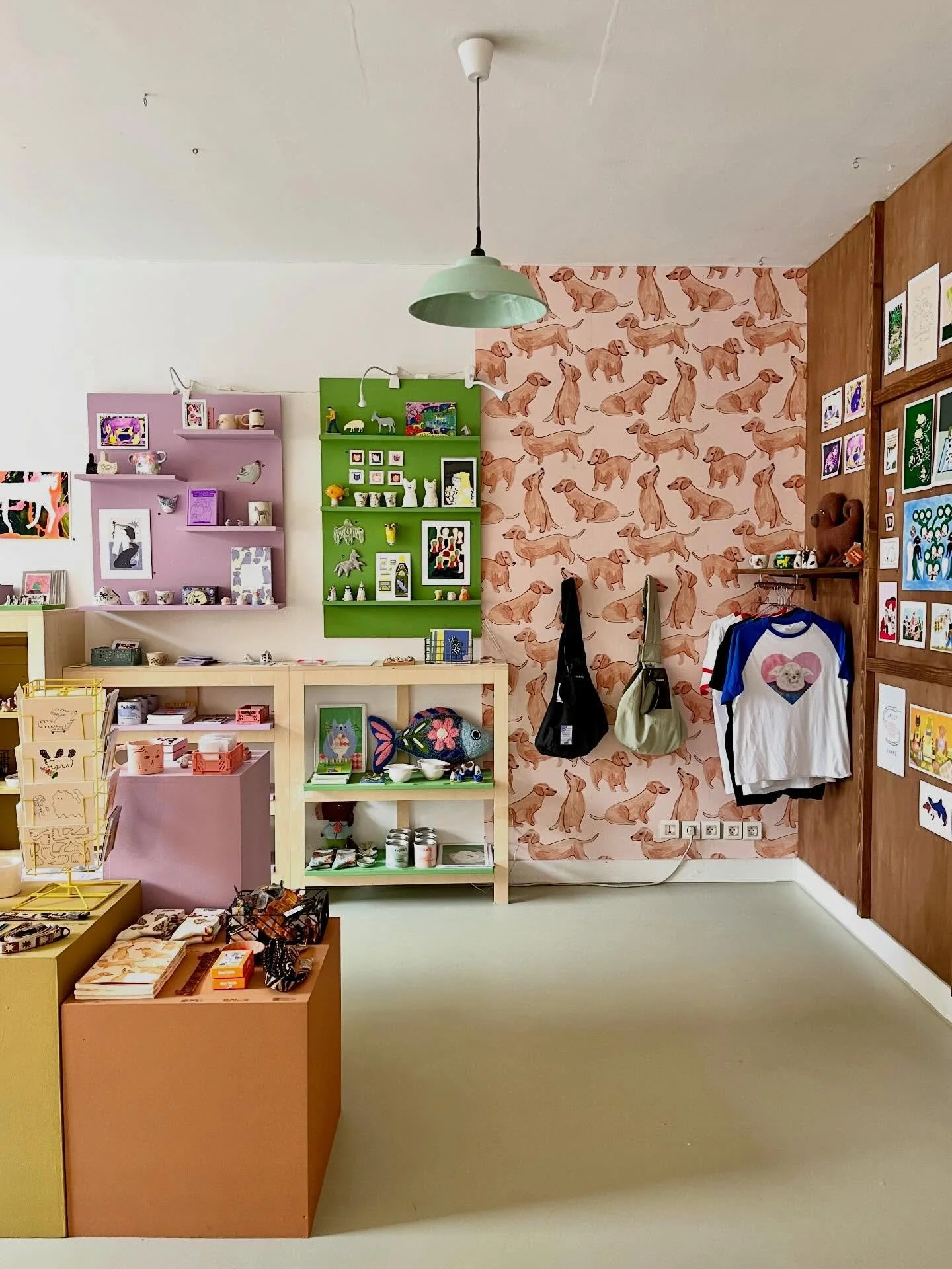 Waouh ! Merci pour l&rsquo;accueil r&eacute;serv&eacute; &agrave; notre nouvelle exposition PETS &amp; cie 🦋🐾🐈🐟🐢 Venez d&eacute;couvrir notre curation de prints, papeterie, cartes, objets textiles, c&eacute;ramiques, t-shirts, livres, biscuits&h