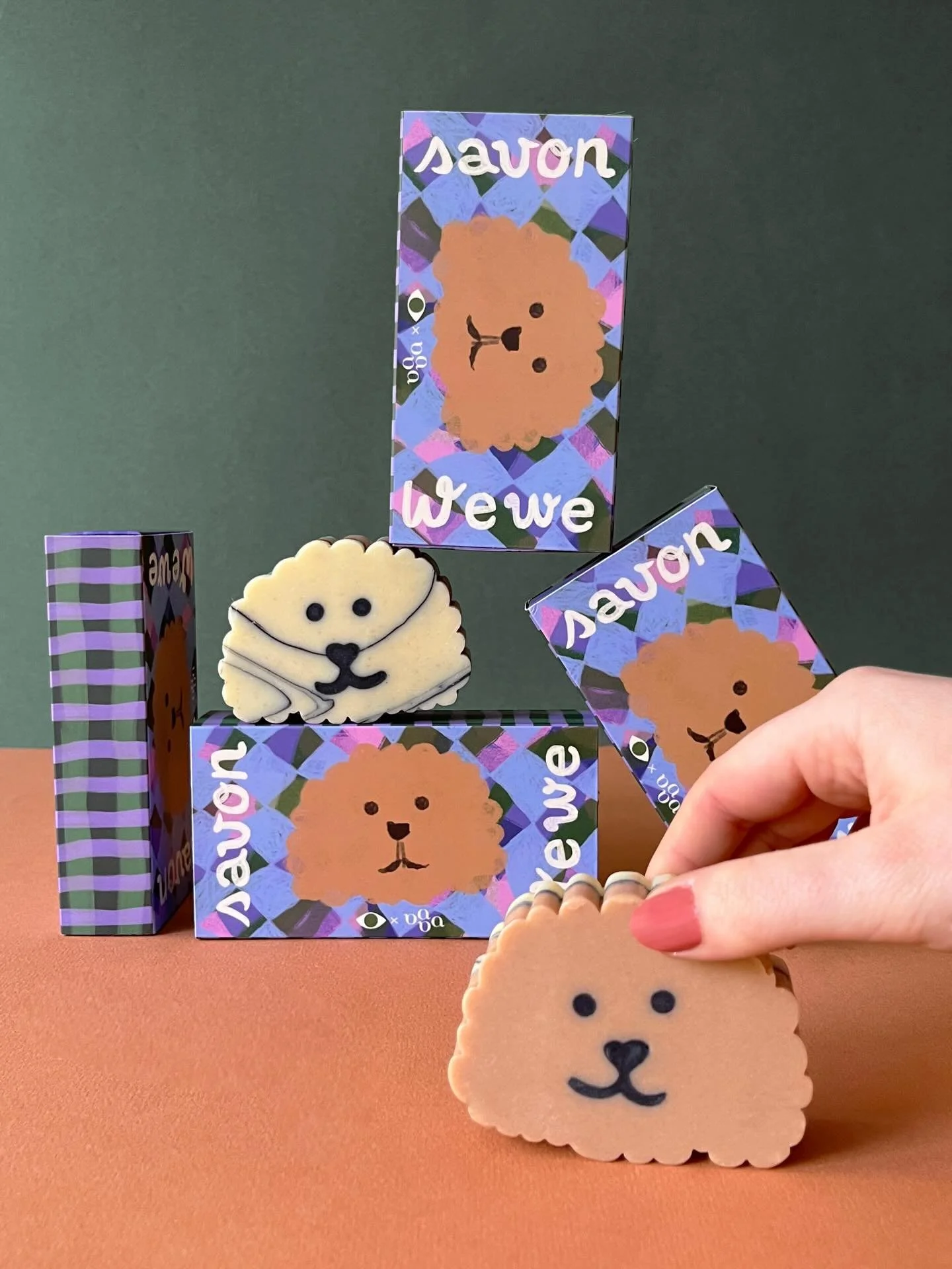 LE SAVON WEWE 🐾 ✨🌈

On est trop fier de vous pr&eacute;senter notre savon &laquo;&nbsp;petit chien&nbsp;&raquo;, une collaboration imagin&eacute;e et fa&ccedil;onn&eacute;e &agrave; quatre mains avec Alison @savonnierpatissier x @klindoeil 🫶🏻🥳

