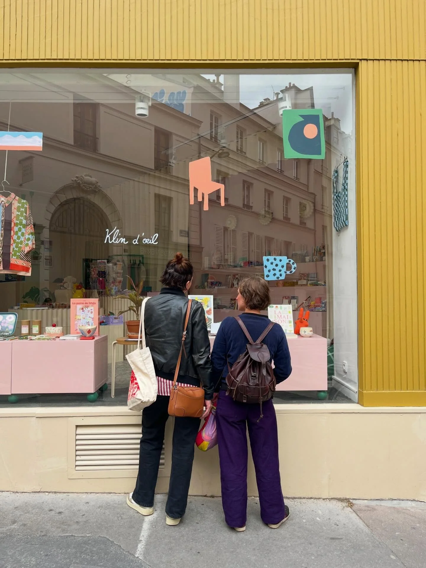 Toute la team vous souhaite un bon week-end ! 🌈☀️🍭 passez la porte de nos 2 boutiques jaunes 😊

&bull; 6 rue Deguerry Paris 11e
Ce week-end il y a le pop-up de @mamapetula jusqu&rsquo;&agrave; dimanche &agrave; l&rsquo;atelier 🌱

&bull;12 rue Lac