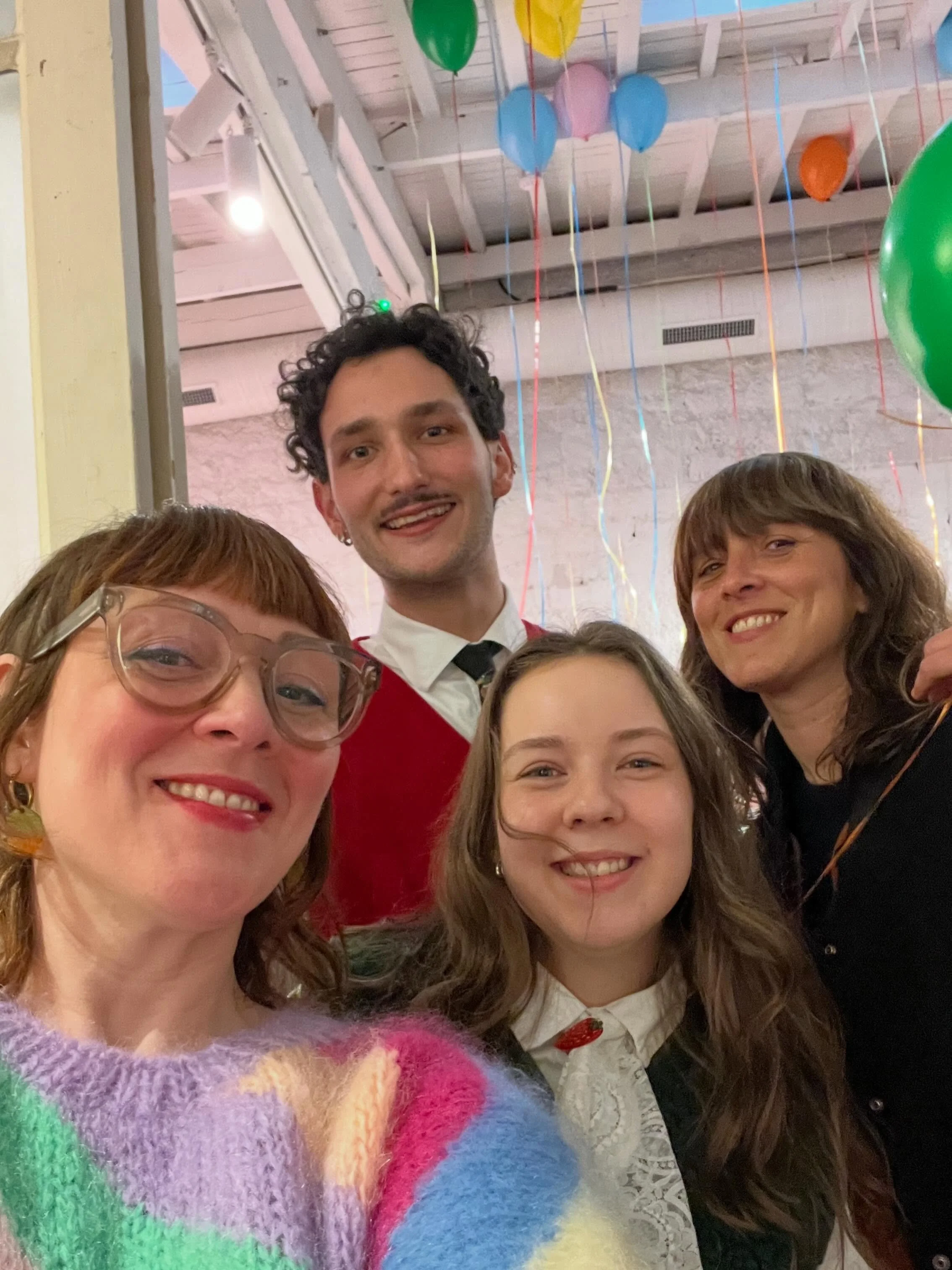 AVRIL ~ Dans l’appareil photo d’Emilie 📸🌈🕺

1 - La team à la fête des 10 ans de @coucousuzette 🎂✨
2 - tom, capucine et le copain chien 
3 - shooting photo du savon Wewe @savonnierpatissier 🫧🐾
4 - atelier dessin nature m