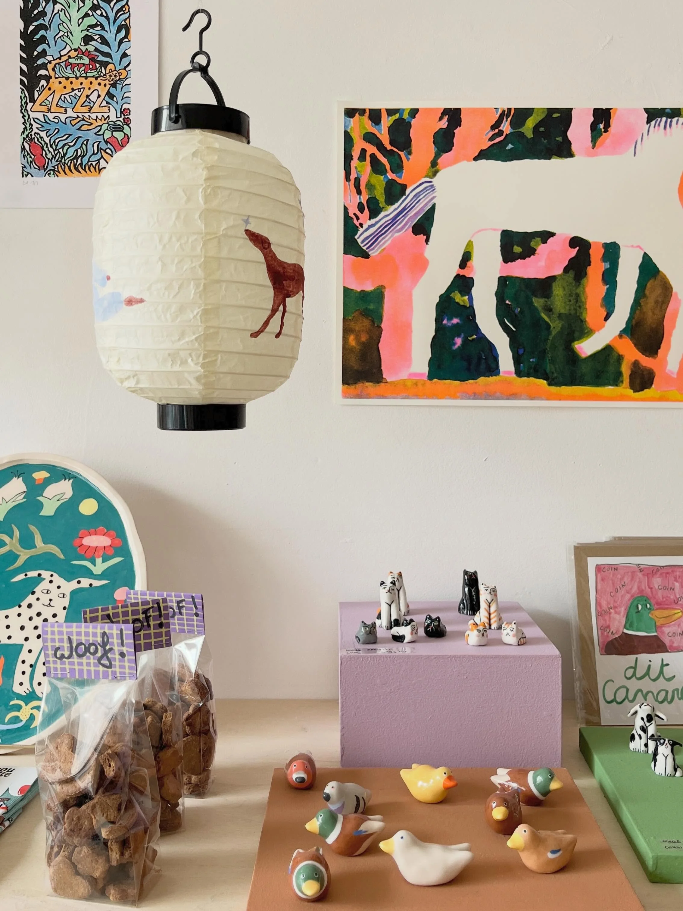 Retrouvez sur nos étagères une sélection d’objets célébrant nos fidèles compagnons 🐾🌈

Des créations artisanales, fait main ou en éditions limitées par des artistes et designers d