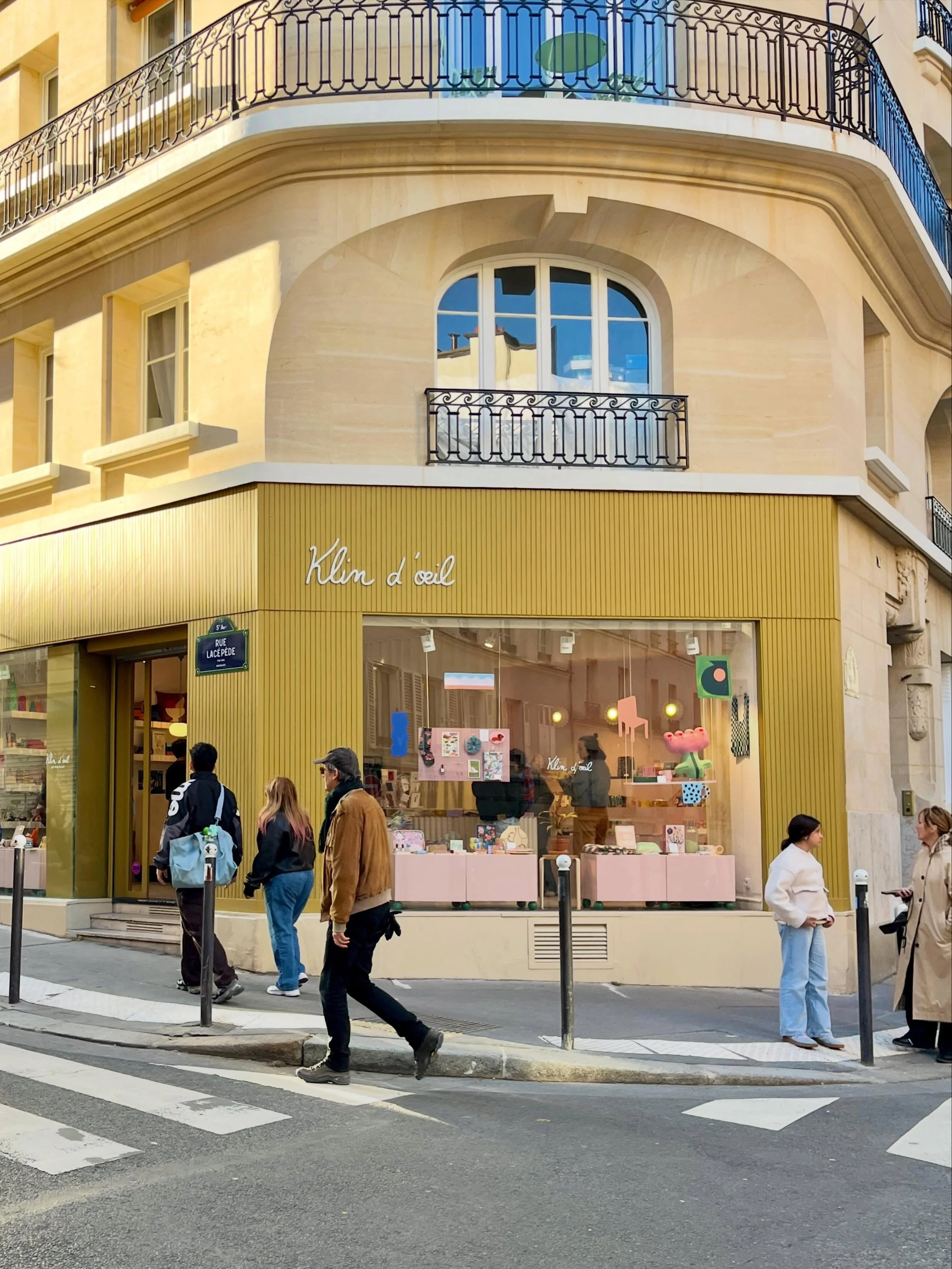 Avant ~ après 🌈🎉❤️🫶🏻
6 mois déjà que nous avons ouvert notre deuxième boutique rive gauche ! Cet écrin, c’est le @hejustudio qui l’a imaginé pour nous. On ne pouvait rêver mieux comme em