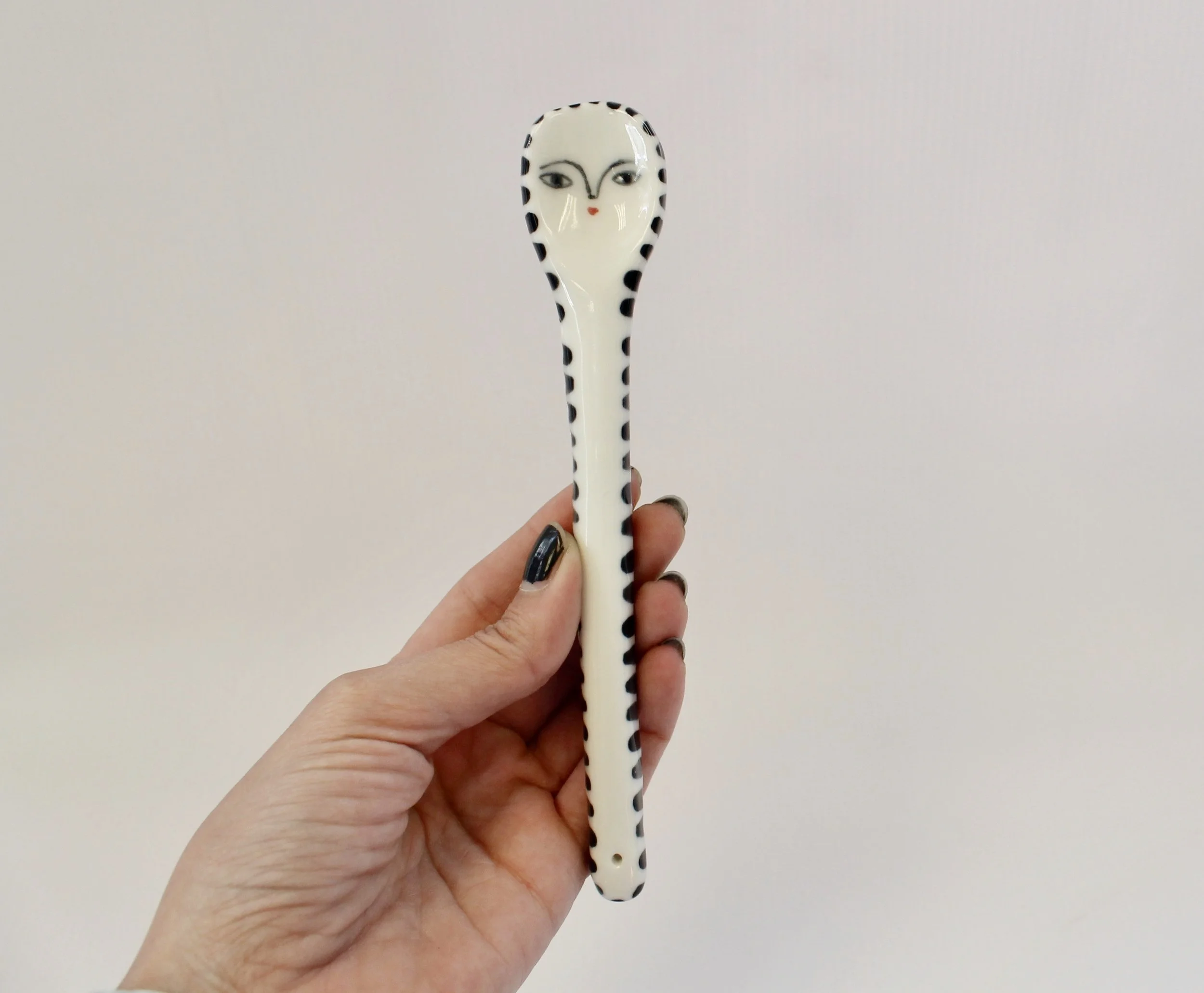 Black and white wonky porcelain spoon - Collectibles 