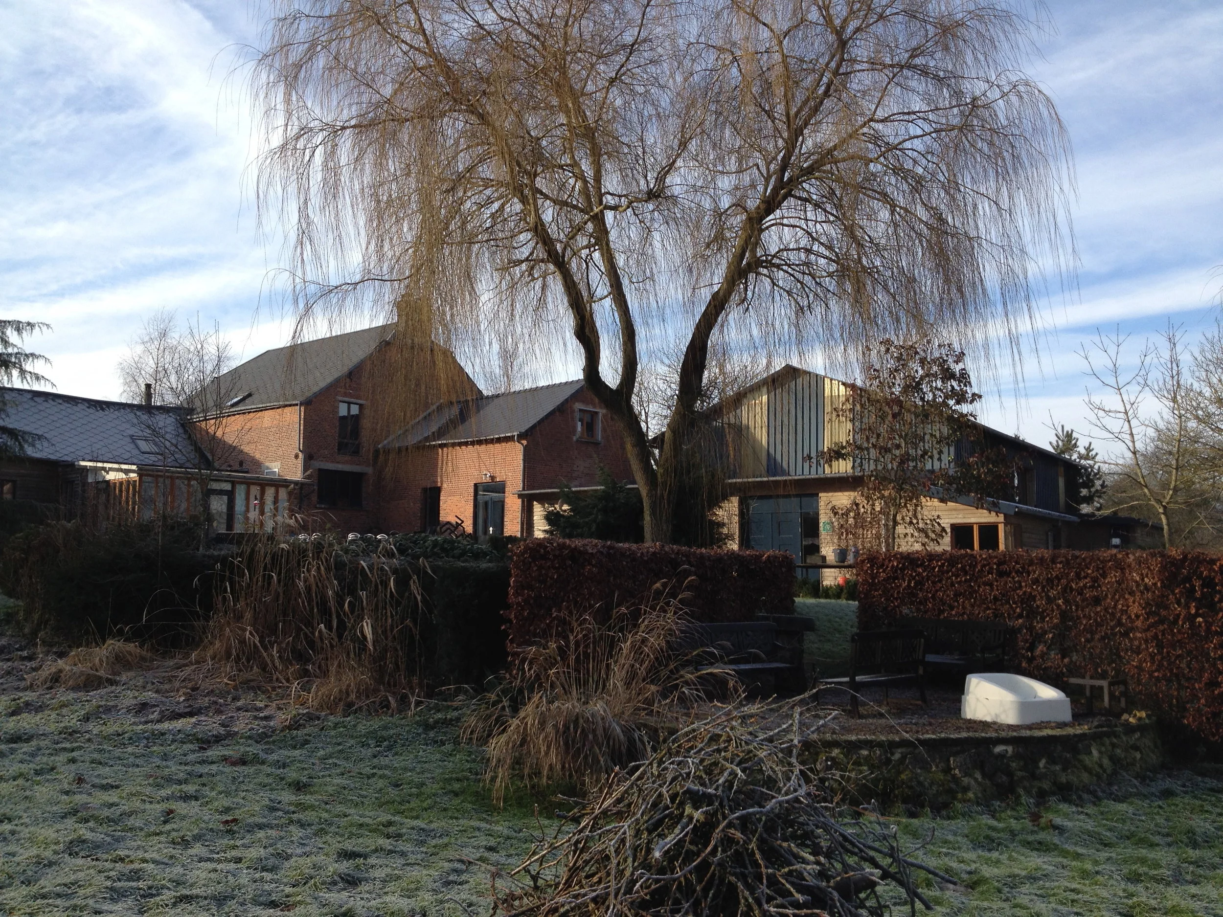 overzicht gebouwen vanuit de tuin winter.jpg