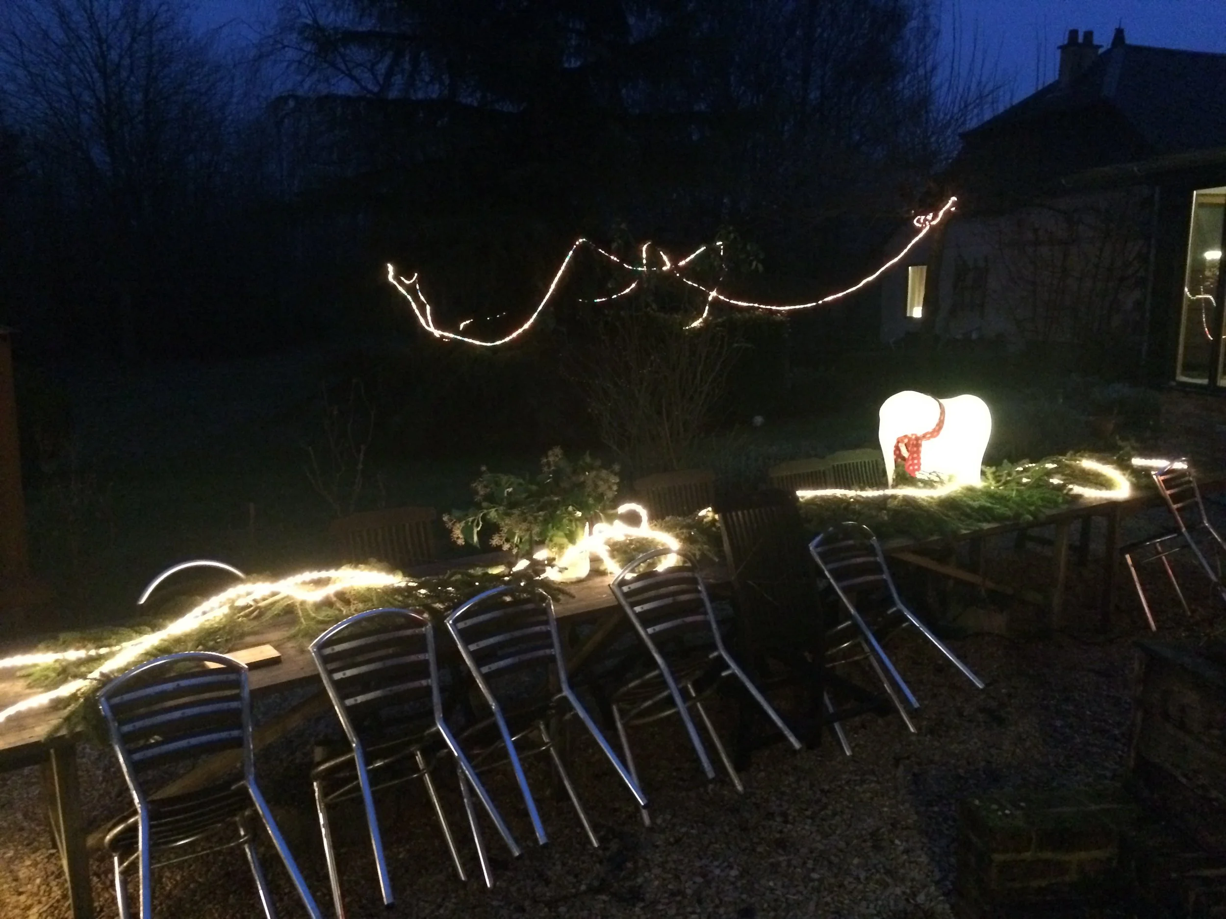 Peter Volken, Kristel kerstens, Aagje, Mies en Jet   Kerst 2017   Kerstvakantie 2017 hebben wij met ons gezin doorgebracht in de Koeienstal van Atelier Blanchefosse. We zijn met z’n vijven, waarvan drie kleine kinderen. De koeienstal is door Don en Inge verbouwd tot een fraai onderkomen. Beneden is met mooie ingrepen een fijne warme leefruimte gemaakt. De warmte komt niet alleen van het vuur in de houtkachel, de hele atmosfeer straalt warmte uit. De grote eettafel biedt meer dan genoeg ruimte om lekker te eten en als je het betoverende uitzicht gek genoeg een keer zat bent tovert de beamer die voor de gelegenheid is weggezet de zithoek om tot thuisbioscoop. De zolder is met wat afscheidingen slim ingedeeld waardoor we daar met gemak met z’n allen kunnen slapen. Het huis staat op het erf naast het hoofdgebouw. Hier merk je echter weinig van. Privacy is gegarandeerd. De omgeving is desolaat maar prachtig. Het glooiende landschap wisselt, de ene keer zijn het kleine landerijen, dan weer stukjes bos. De kleine landweggetjes slingeren er doorheen. Wandelend in de omgeving van het huis doet ons ook meteen fantaseren over wanneer we weer terug willen naar Atelier Blanchefosse. Don en Inge, bedankt voor deze mooie kerst en oud en nieuw. We komen zeker een keer terug. Het verblijf op Atelier Blanchefosse was voor ons een hoogtepunt op de valreep naar 2018.