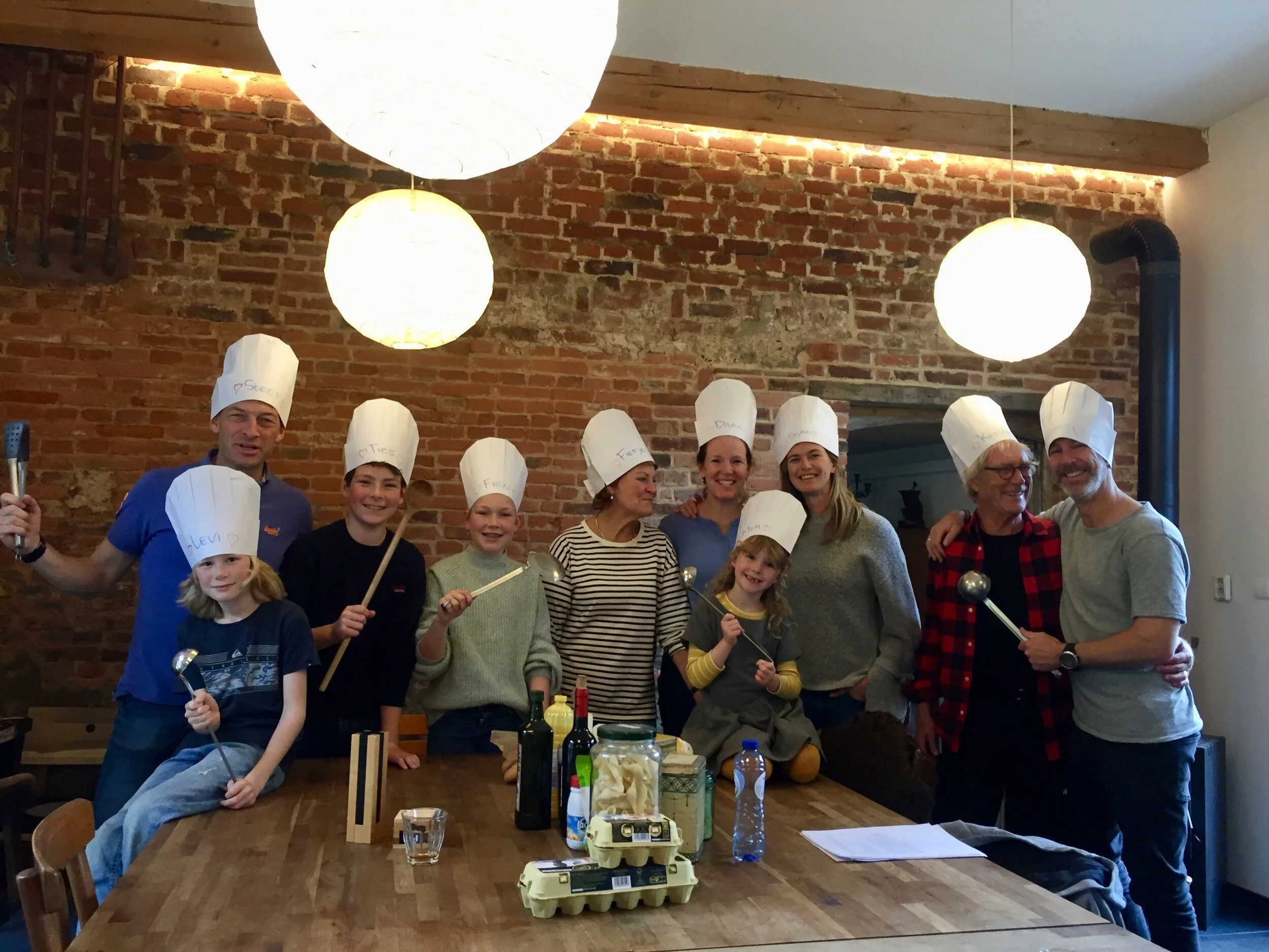 50 JARIG HUWELIJKSFEEST   Atelier Blanchefosse is een bijzondere en warme plek, zichtbaar met liefde en zorg gerestaureerd en verbouwd door Don en Inge. Wij hebben met onze kinderen en kleinkinderen fantastische dagen gehad in het Hoofdhuis en de Stallen van Blanchefosse.  Heel veel ruimte voor iedereen en voor elke leeftijd wat te doen. De sfeervolle keuken vormde het hart van al onze activiteiten, we hebben er zelfs nog een kookworkshop van Mari Maris gevolgd.  In de grote, parkachtige tuin konden de kleinkinderen naar hartenlust spelen, terwijl wij rondom de buitenkachel konden genieten met een glas wijn.  Don en Inge zijn een prachtig stel mensen, die ons een welkom gevoel gaven. Heel erg bedankt voor jullie gastvrijheid. En ons jongste kleinkind Mia is nog vol van jullie lieve hond Pebbles, die zo nu en dan mee uit wandelen ging.  Fiet Griep, Oktober 2019