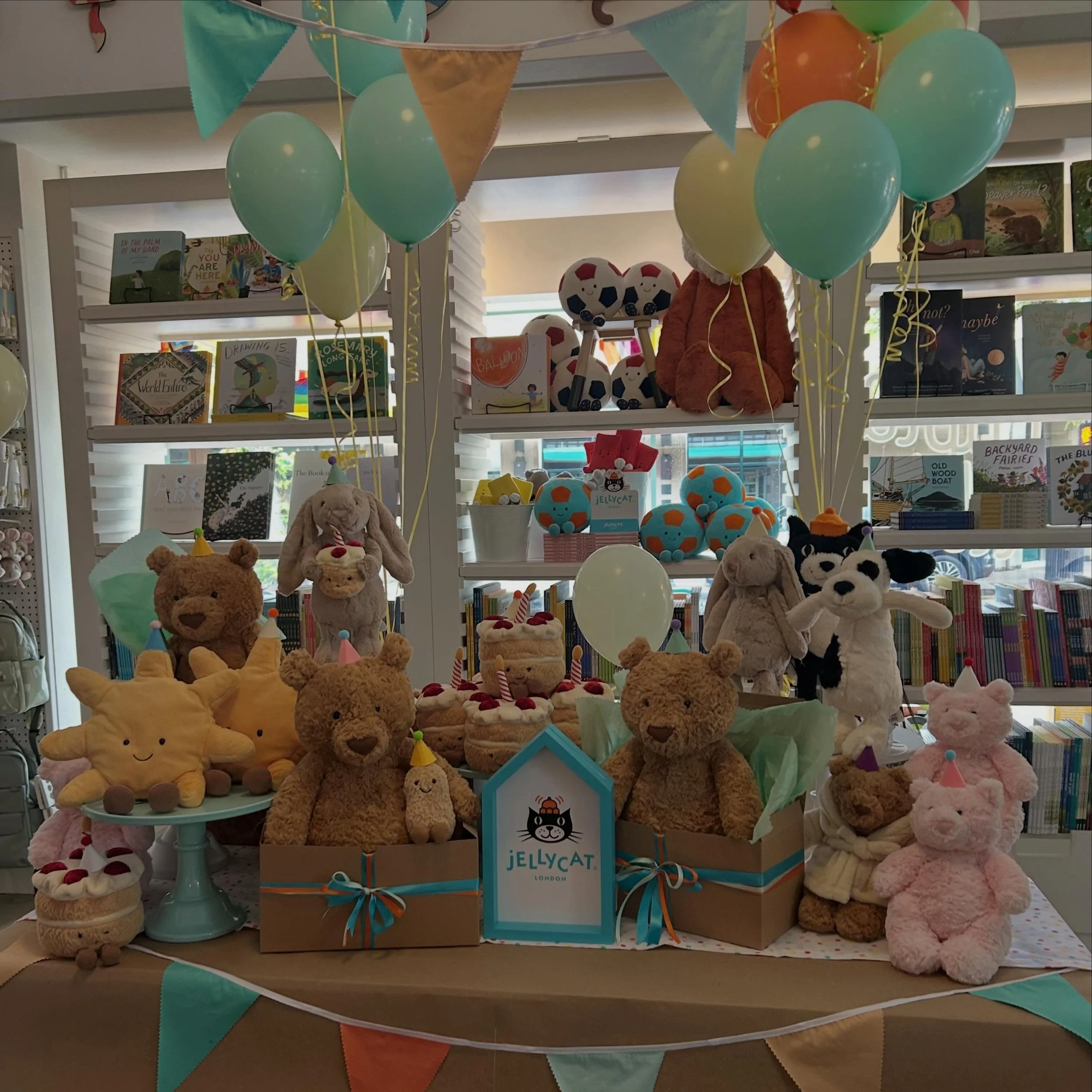 Happy birthday Bartholomew Bear from Captain Little!! 🎂🧸 Come on down today for a slice of cake and maybe a new friend 🩵🧡🎀 ☀️
#jellycat #jellies @jellycat #bartholomewbear #smallbusiness