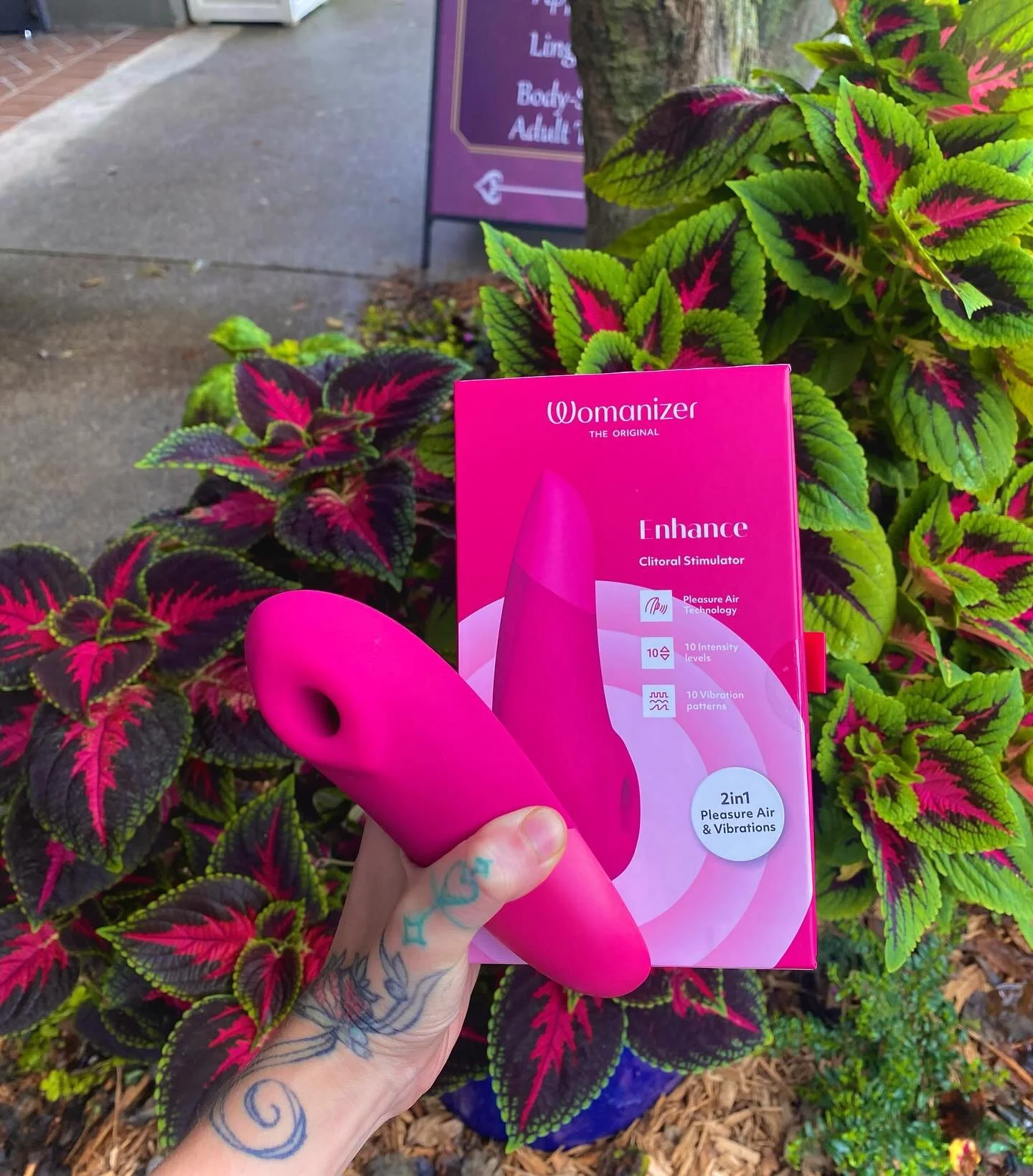 You love air pulse! You love vibration! OR
You&rsquo;re interested in air pulse &amp; also vibration! 🙋&zwj;♀️

Enter: Womanizer Enhance ✨💞✨ 

She is everything. Providing deep vibrations and air pulse waves ~ simultaneously ~ with the option to in