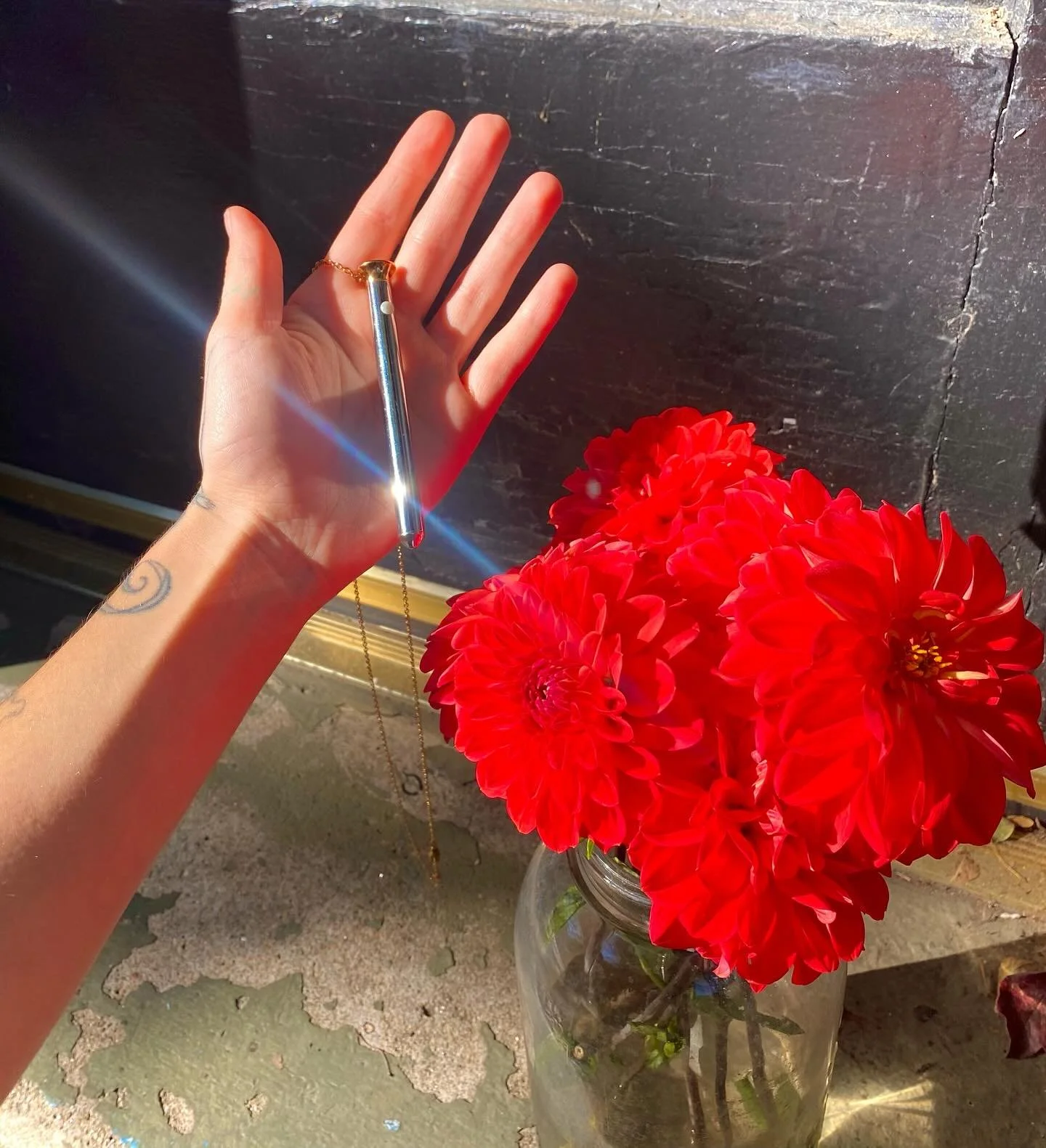 When words could never describe your adoration&hellip; 
necklaces designed for pleasure exist ✨🌹

The crave vesper is a minimalist statement piece with powerful hidden vibrations for whenever the mood may strike 🕯️❤️&zwj;🔥

Let it adorn the neck o