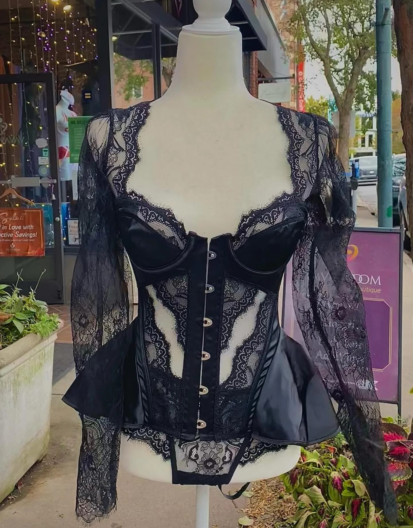 The corset of your dreams 🌠🖤☕️

✨ gorgeous eyelash lace
✨ flared out satin on hips 
✨ long-sleeves 
✨ stunning open neckline 
✨ silky ribbon back for cinching 

A truly remarkable design from thistle and spire 🕯️
Come try on today ~ and the matchi