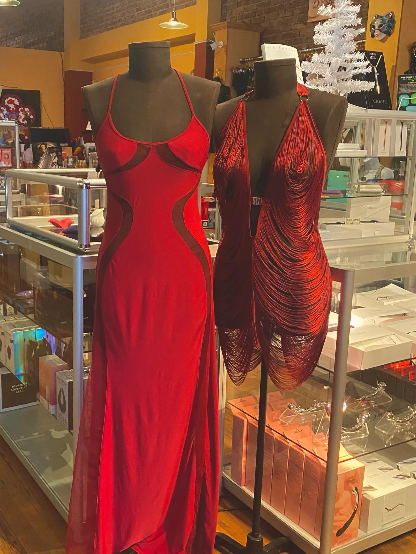 Stunning. Elegant. Red. 🌹

Beautiful new thistle and spire pieces in&hellip; 

That&rsquo;s right, come try on new designs and take home your favorites to celebrate the holiday season with or pick out a set as a gift for your lover! 🎁✨🌠

Featuring