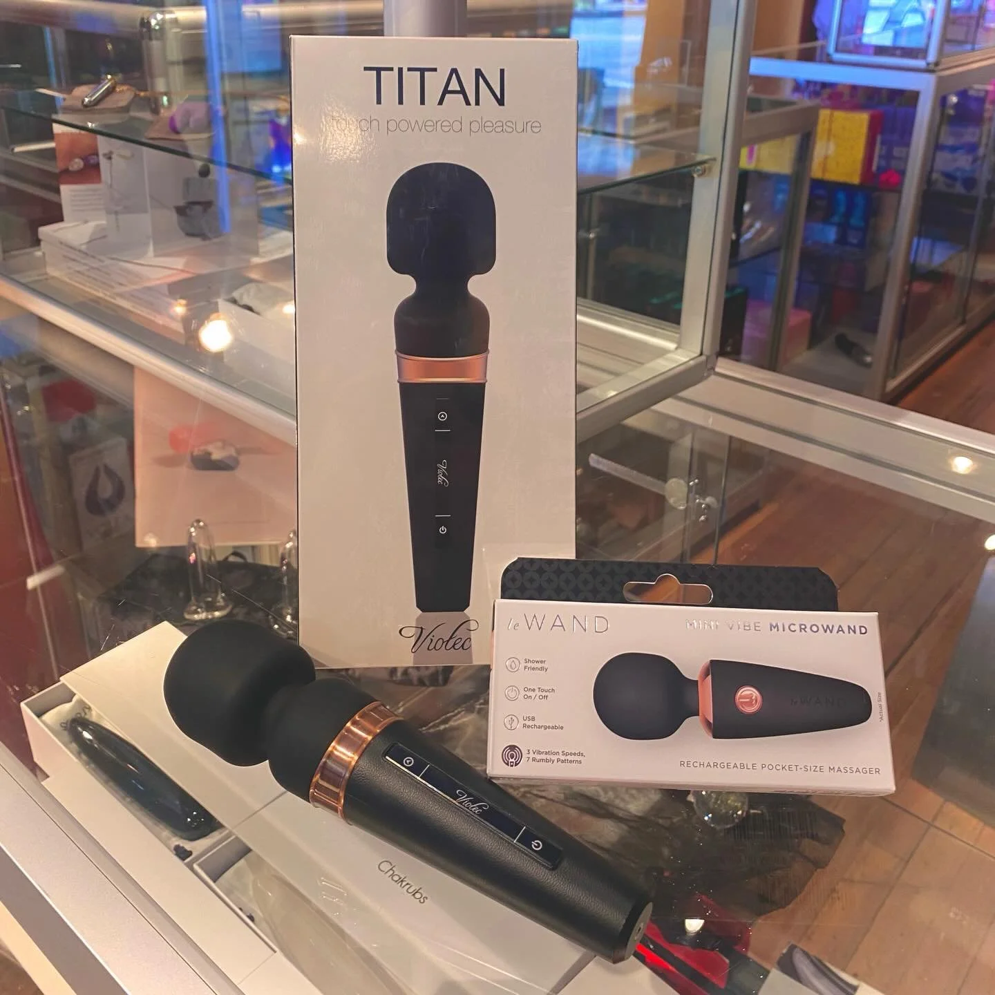 Go big &amp; go mini !!!✨🌠💛 

Who says you have to choose? 🎀
One to stay at home and one for on-the-go 😌💫

Simply had to share the excitement discovering that our new Titan Wand &amp; LeWand Mini are the exact same color way ☕️🖤 

Open until 8p