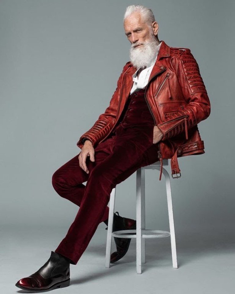 Tailored Santa is back&hellip;.Merry Christmas 🎅🏻 
.
.
.
#santa #tailoredsanta #suitup #custom #merrychristmas #gq #yourewelcome
