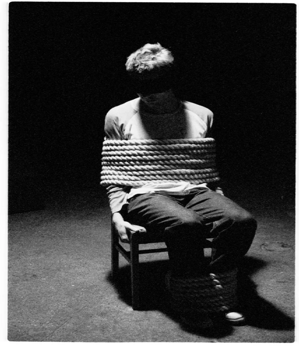 Ленивый человек. Начальник мужчина в кресле. Человек привязан к стулу. Я ничего не успеваю. Ничем не связанный человек.