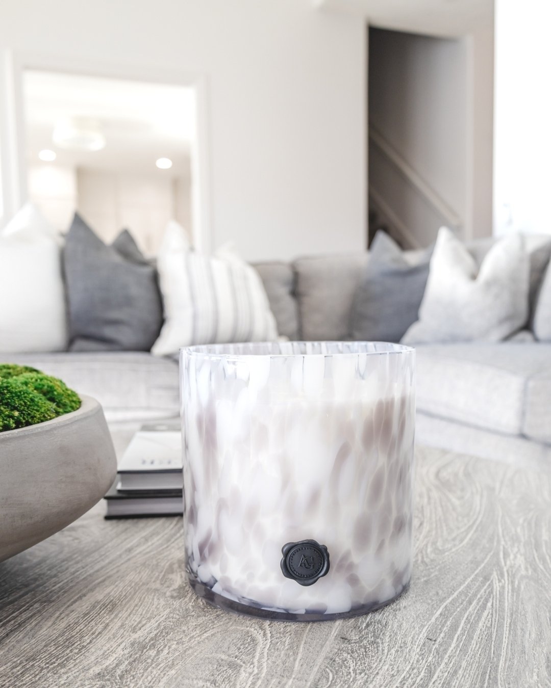 A candle that's BEAUTIFUL and smells AMAZING! @zodax_decor never fails us 🕯️✨

#OmahaInteriorDesigner #OmahaInteriors #theWAYSway