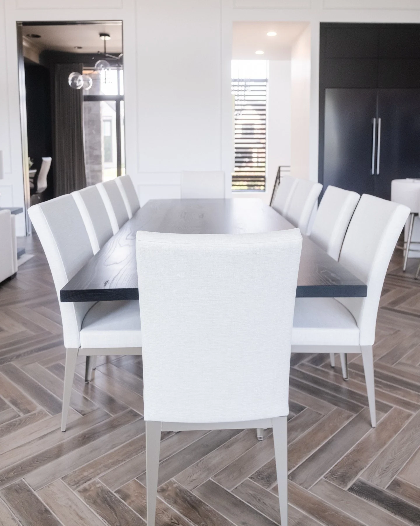 🍂 October is here! It's the perfect time to settle in and savor the season. This dining room is ready for crisp fall evenings, pumpkin-inspired meals, and, before you know it, holiday gatherings with friends and family! 

Now&rsquo;s the ideal momen