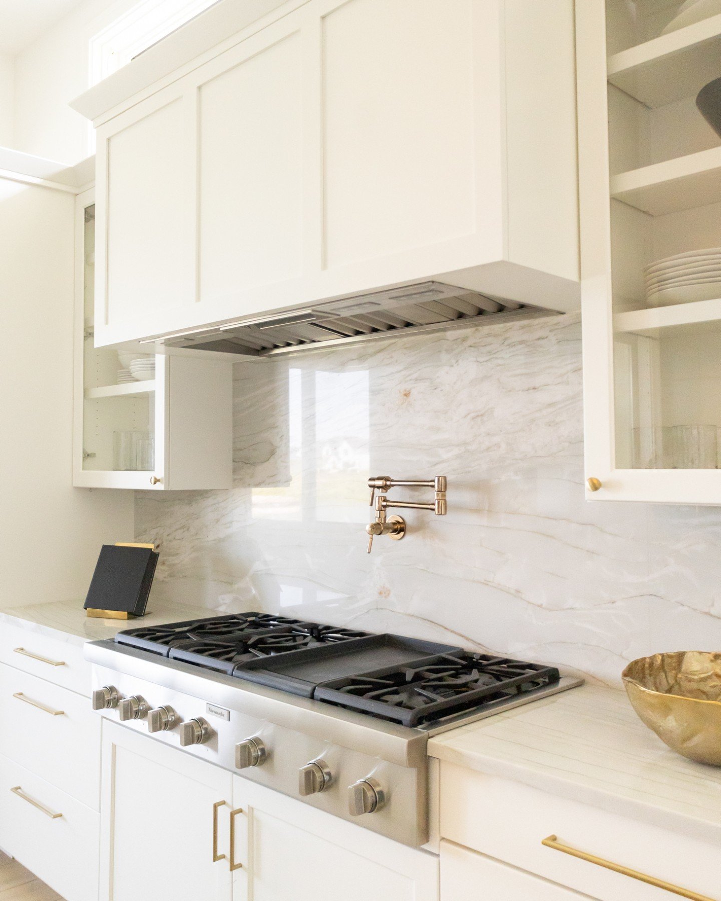 Full-Height Splash

The detail that quietly elevates an entire kitchen.
A full-height backsplash isn&rsquo;t about being bold&mdash;it&rsquo;s about being intentional.

&bull; Visually elongates the space
&bull; Creates a cleaner, more seamless look
