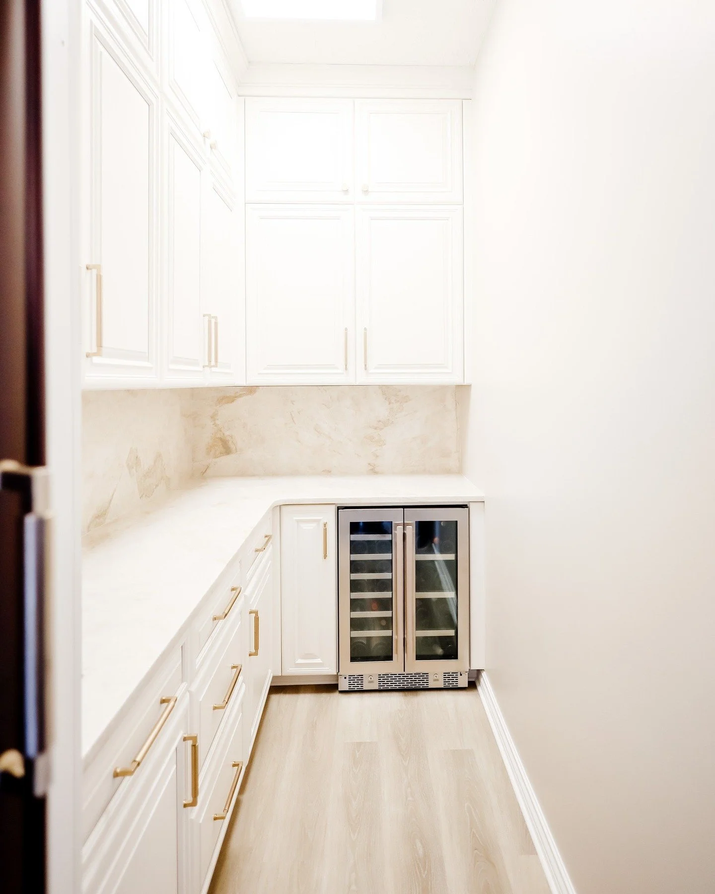 A pantry this beautiful deserves its own moment 🤍 

Floor-to-ceiling cabinetry, that marble backsplash, gold hardware details, and yes a built-in wine fridge. This is what dreamy and functional looks like. 

Would you trade your pantry for this one?