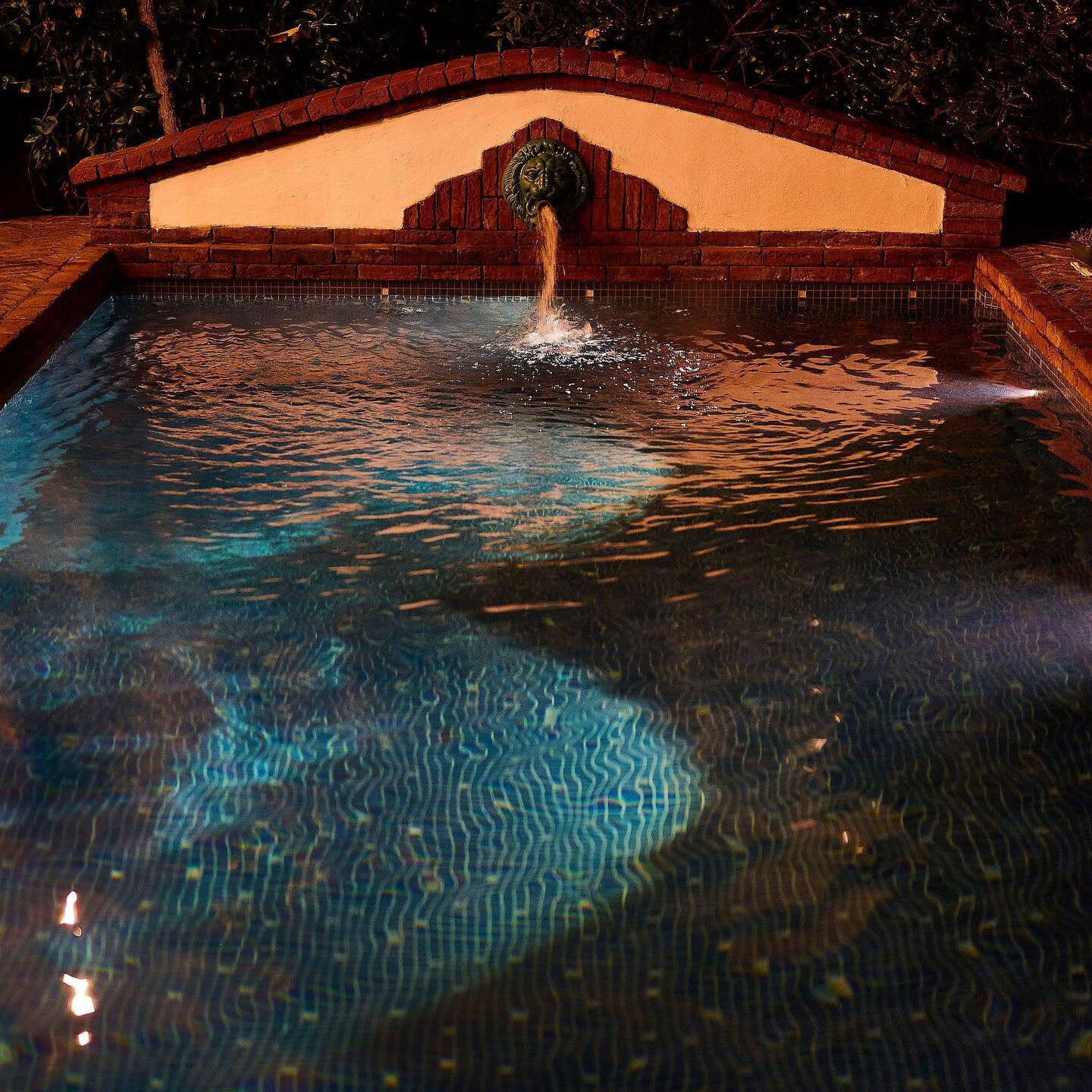 Aufgrund der veränderten Klimabedingungen können wir das Schwimmbad während der gesamten Ferien in Pâques in einen Innenhof umwandeln!
 
⛸❄️... 🐟