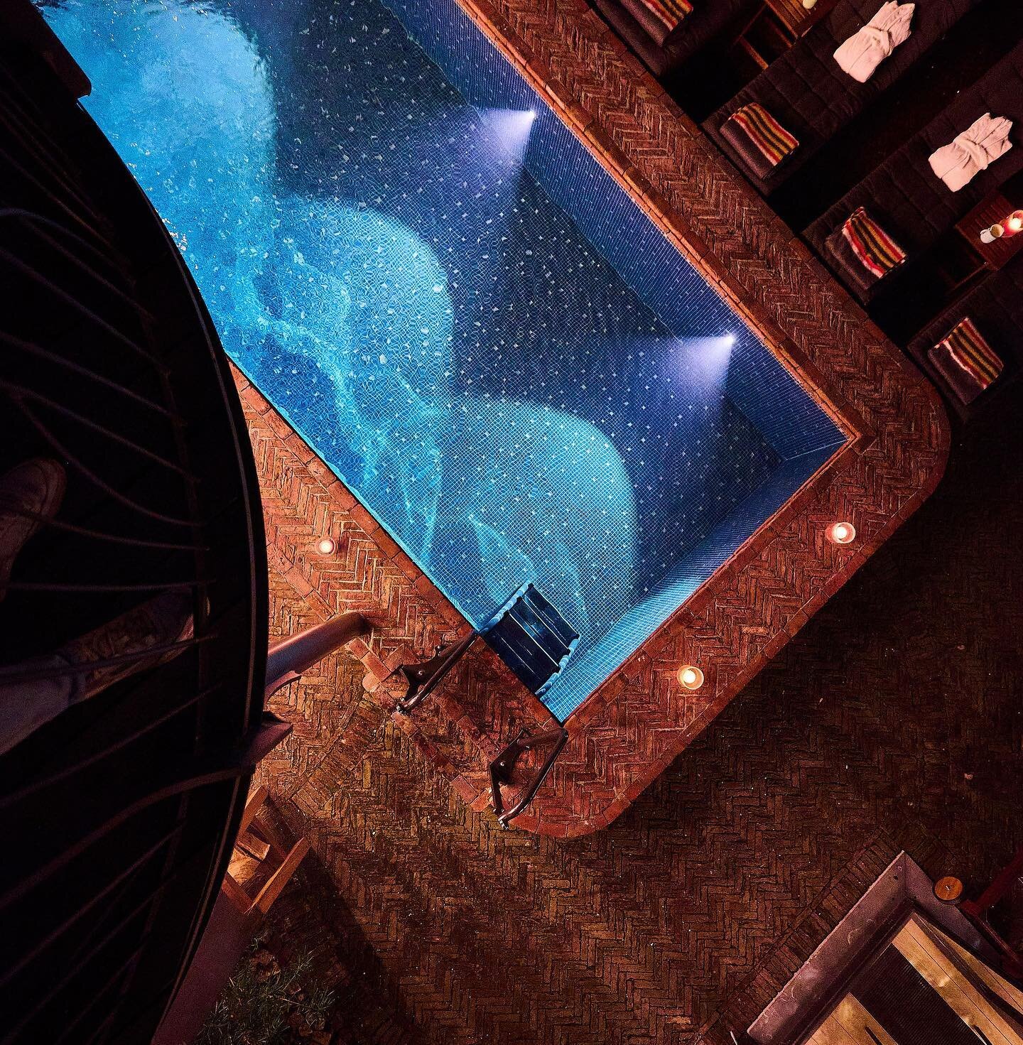 Al calar della sera, osate un tuffo nella nostra piscina esterna riscaldata (28 gradi). 

E poi rimanete al caldo intorno al braciere. 

#wellness #visitbrussels #hotel #piscina riscaldata #giardino #braciere