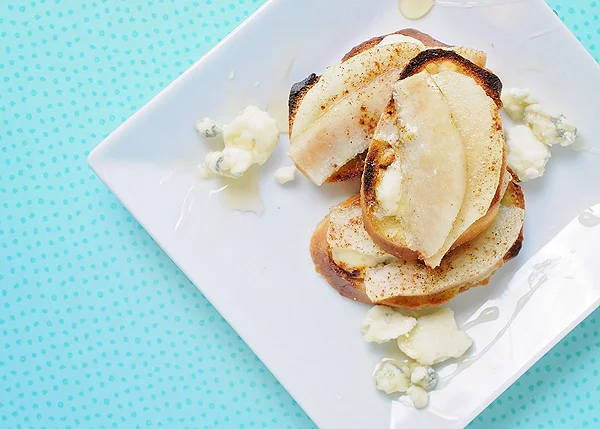 Pear-Gorgonzola Crostini Appetizer