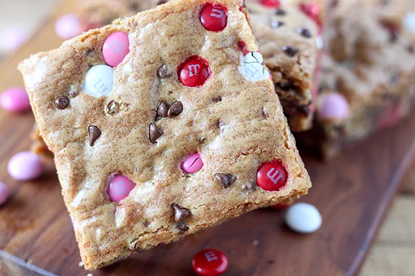 Valentines-Day-MMs-Cookie-Bars-7.jpg