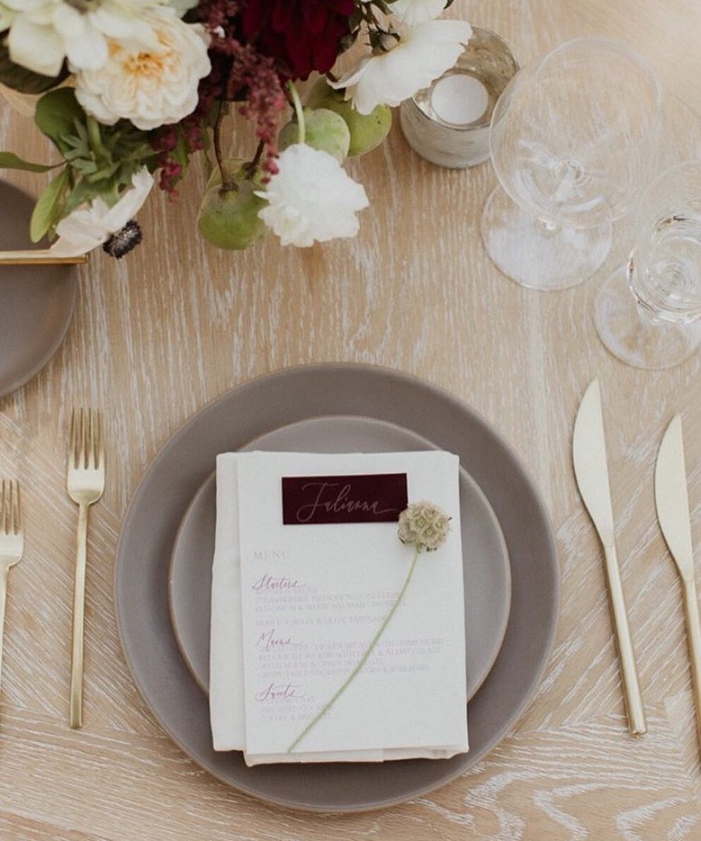 We couldn&rsquo;t love this table setting more! Light and airy with a dash of dark moody vibes! For this intimate 2020 wedding we created these menus with velvet name plaques! 
PLANNING  @audereevents 
PHOTO  @kaykroshus 
FLORALS  @stemsbydiana 
#tah