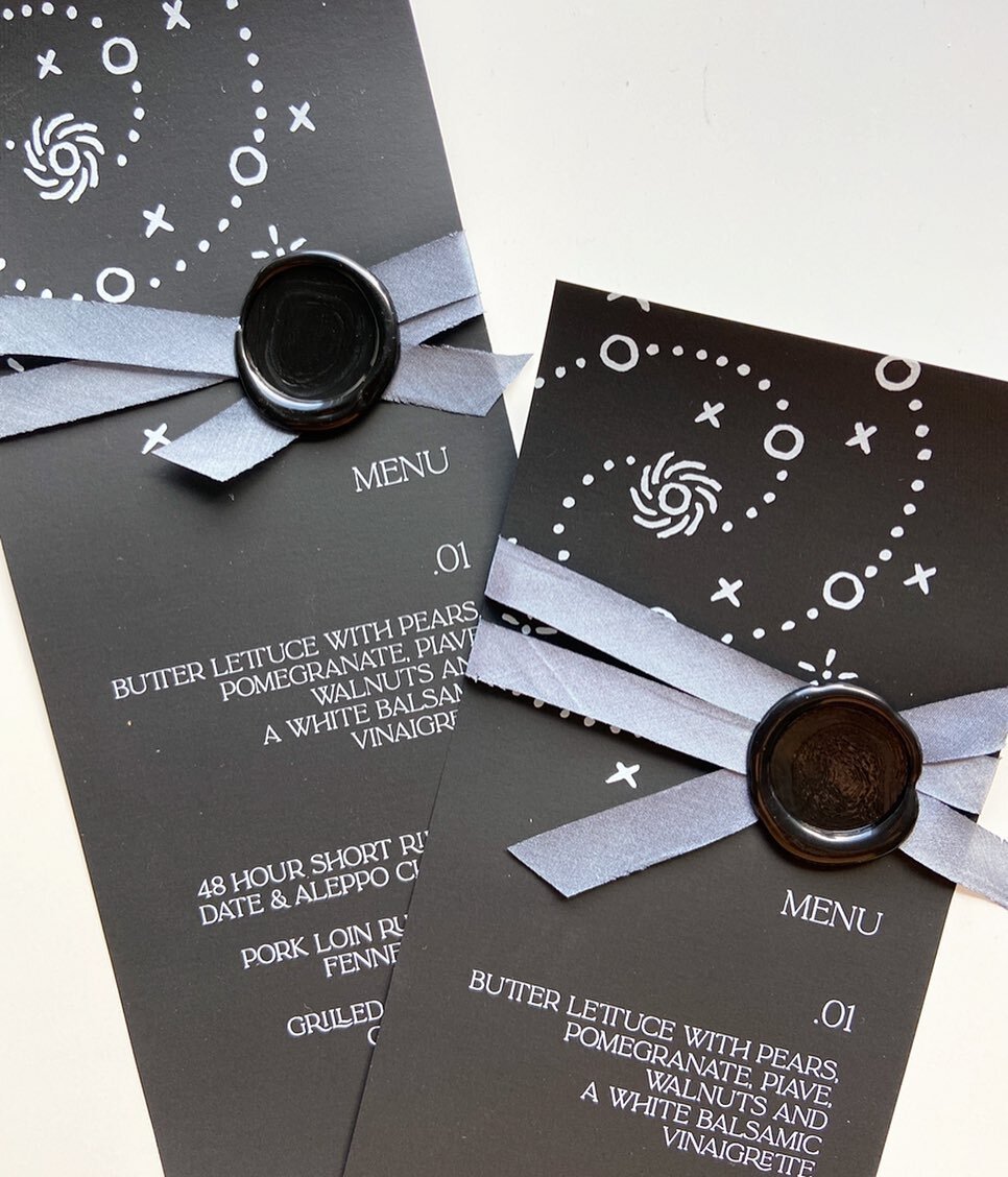 black. wax seals. silk ribbon. I&rsquo;m all in! 🪄
.
.
.
#weddingmenus #weddinginvitations #invitations #tahoewedding #tahoebride #tahoevenue #laketahoevenue #laketahoewedding #tahoevendor #norcalweddingvenue #calligraphy #weddingcalligraphy #finear