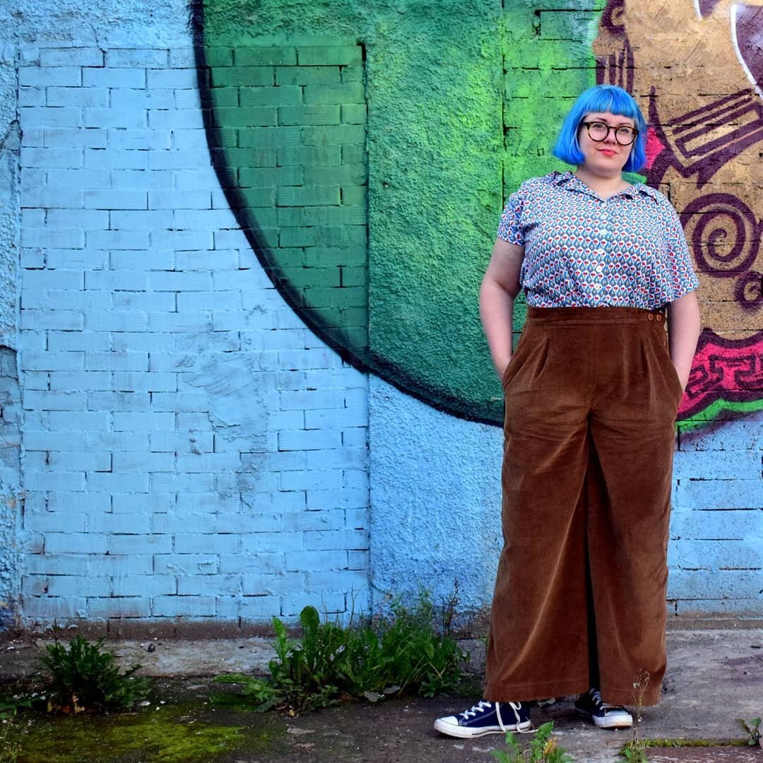 It's feeling very autumnal now. I mean, the sun was out today but I relished being able to wear my new corduroy trousers. Relished, I tell you.  They are #mnflint curve sz 20 and made in deadstock heavyweight cord from @roberta.cummings (thank you @k