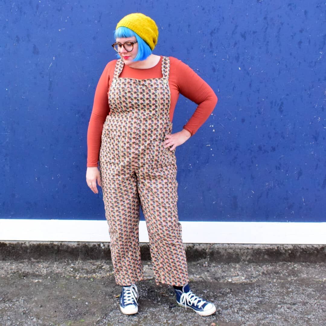 The camera does not like this fabric 😂 but here are my #yantaoveralls made from glorious mid-century print baby cord from @trurofabrics. I made a size 18 with mods: longer legs, nipped in the waist, inserted side zipper, and widened the bib (the jur