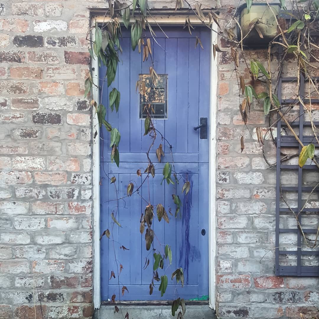 All the stories in Glasgow they never tell you about ❤ I've lived here since 2006 and since the pandemic started I've not been further than 3 miles from home. And yet I keep discovering places, seeing intriguing doorways, walking down old cobbled str