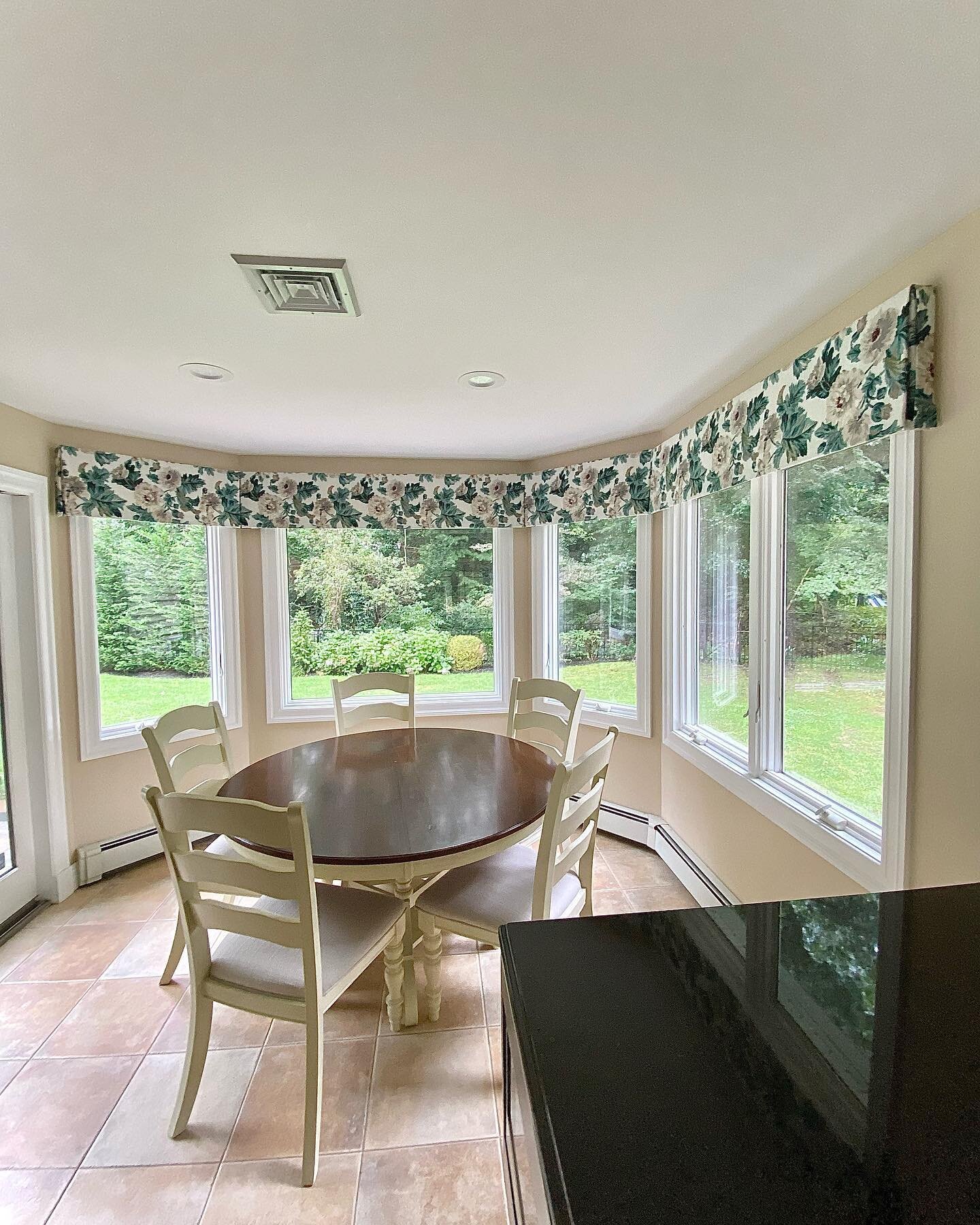 I love this valance project for a lot of reasons, but you already know how I feel about window treatments&hellip;

&hellip;details change everything!

@fabricut #leafygreens