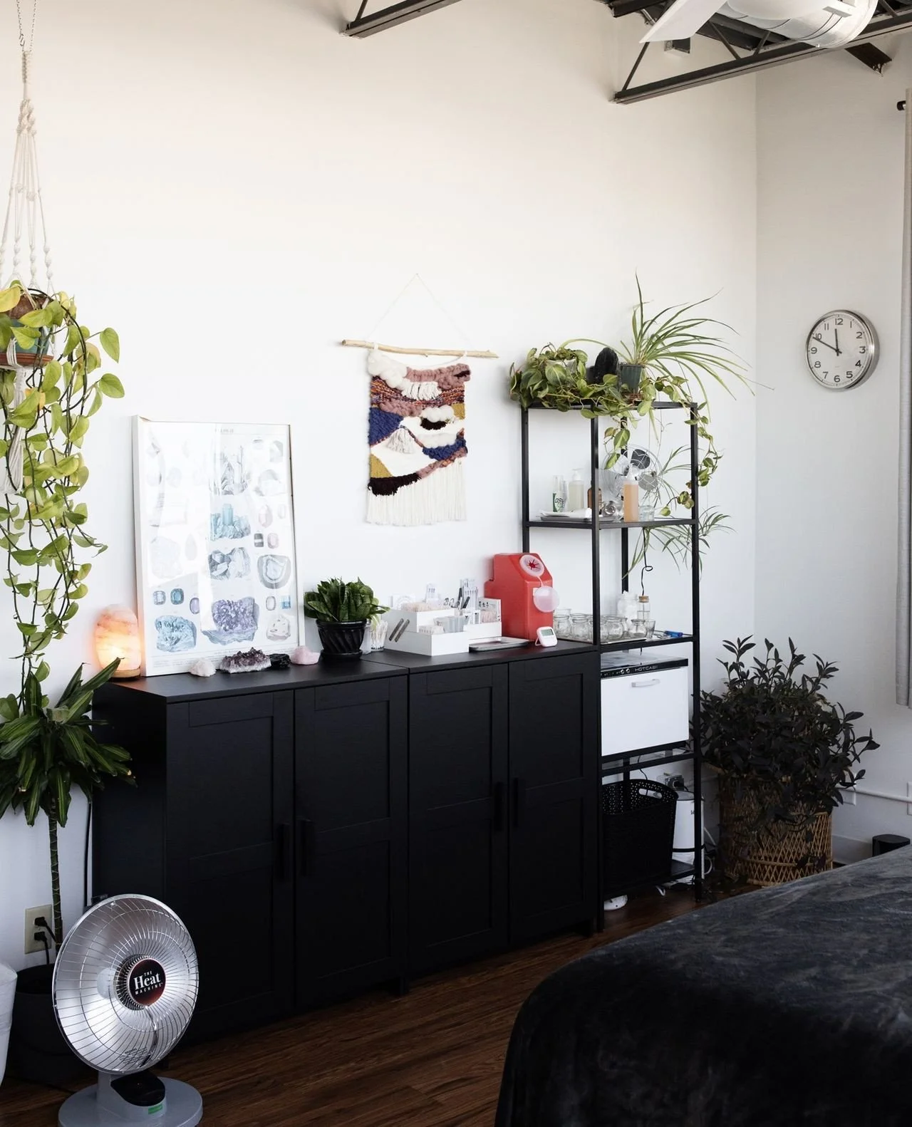 We asked the whole clinic team how they are staying grounded and resourced these days. Here&rsquo;s the list in case something jives with what you need too: ⁠
⁠
▪️I&rsquo;ve been trying to go to bed earlier⁠
▪️Body scanning⁠
▪️DBT big mind/small mind