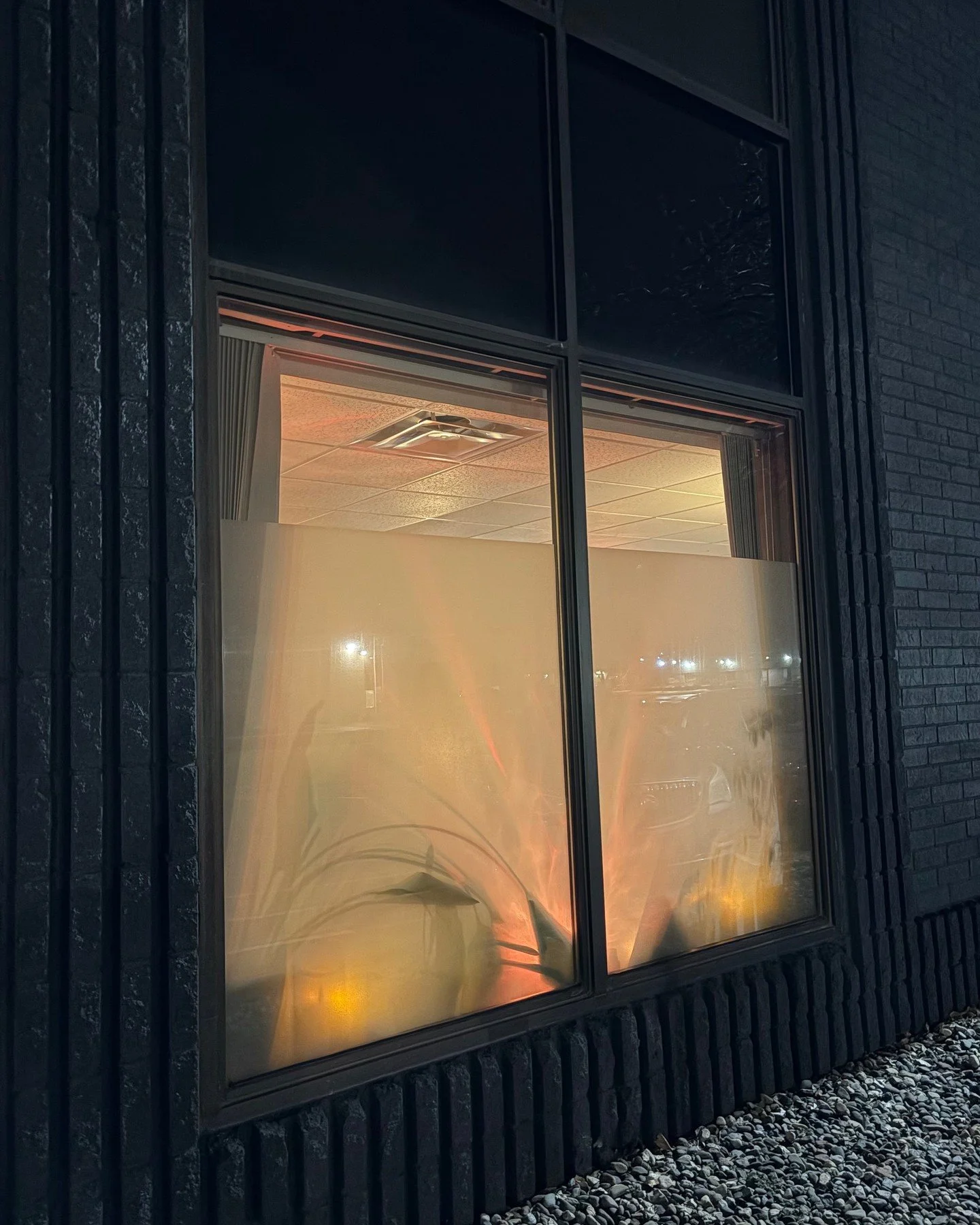 POV: wondering if you&rsquo;ll be able to find the Constellation Classroom as you arrive to the building for your first class and you quickly realize you just got to follow the vibes! 

📸: the windows of the classroom from outside the building 🕯️🪴